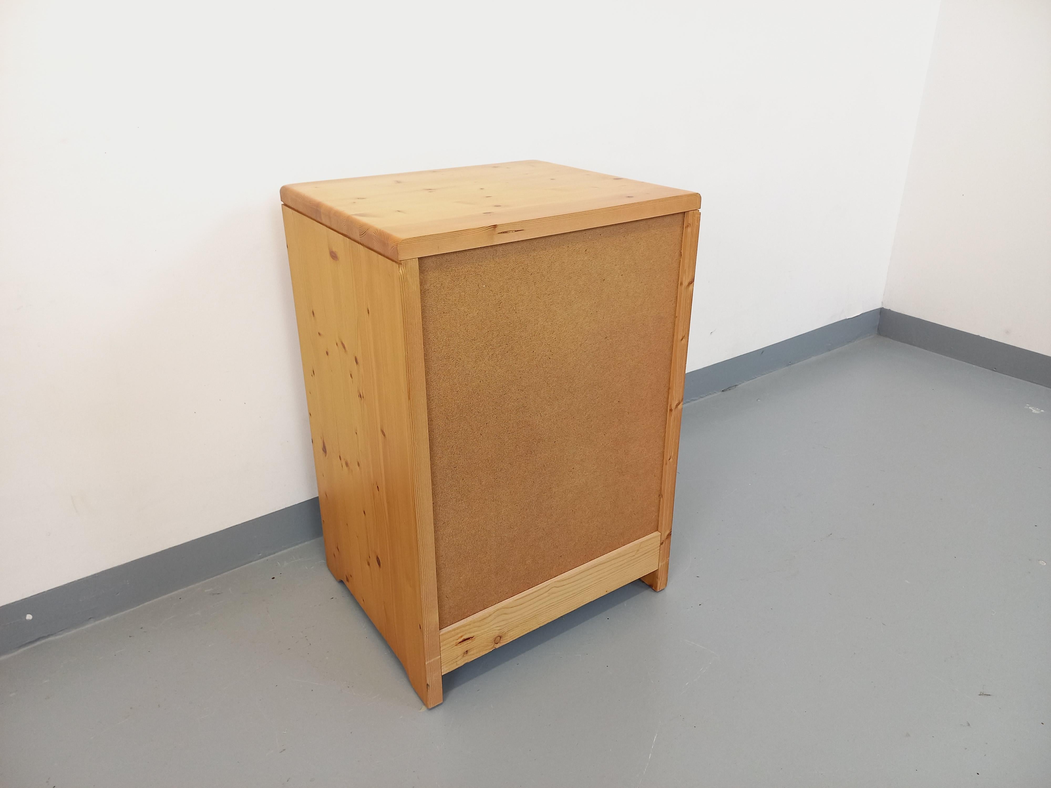 Mobile d'arredamento vintage degli anni 60-70, in spillo, di Charlotte Perriand per Les Arcs, un tirage coulissant e una porta con 2 ante interne, très bon état général.
Rif. 240 109
Altezza: 62 cm
Dimensioni: 51 cm
Profondeur : 47 cm
