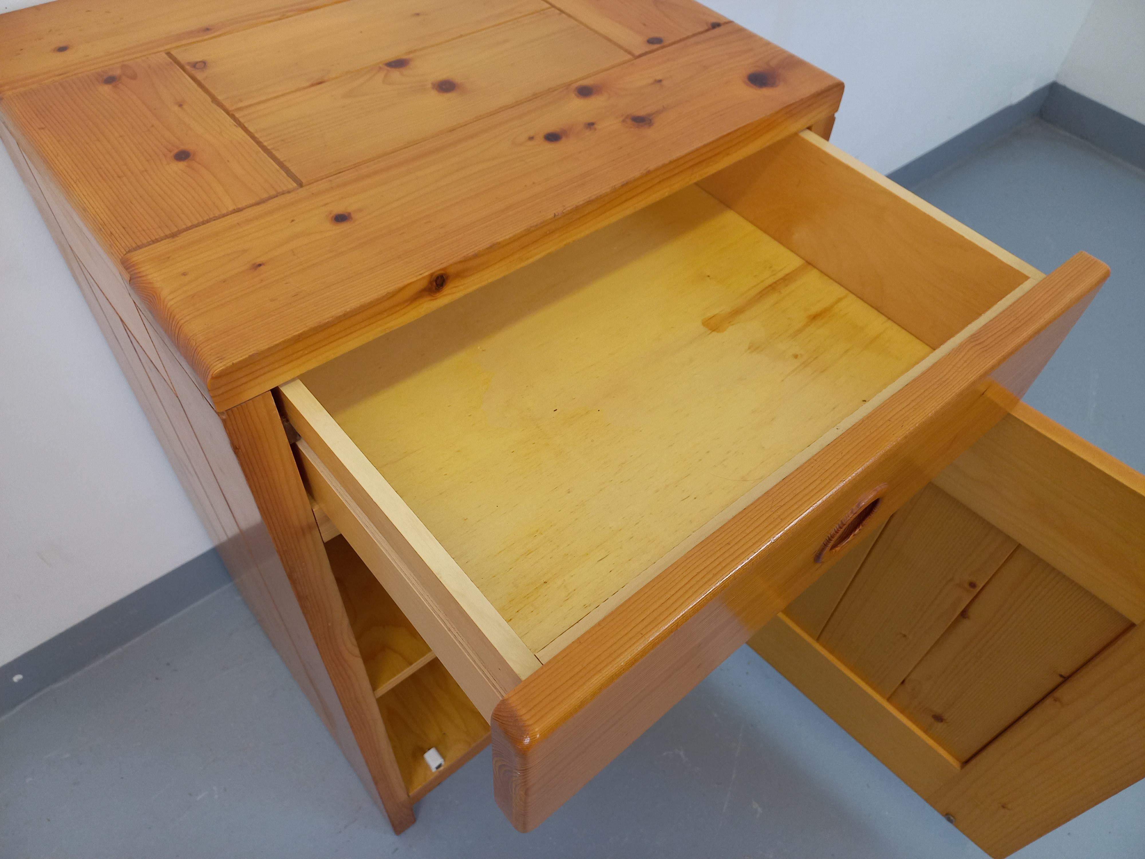 Meuble de rangement vintage type confiturier des années 60 70, en pin, de Charlotte Perriand pour Les Arcs, un tiroir coulissant et une porte avec 1 étagère intérieure, bon état général avec des signs du temps qui passe.
Rif. 231 110
Altezza: 85