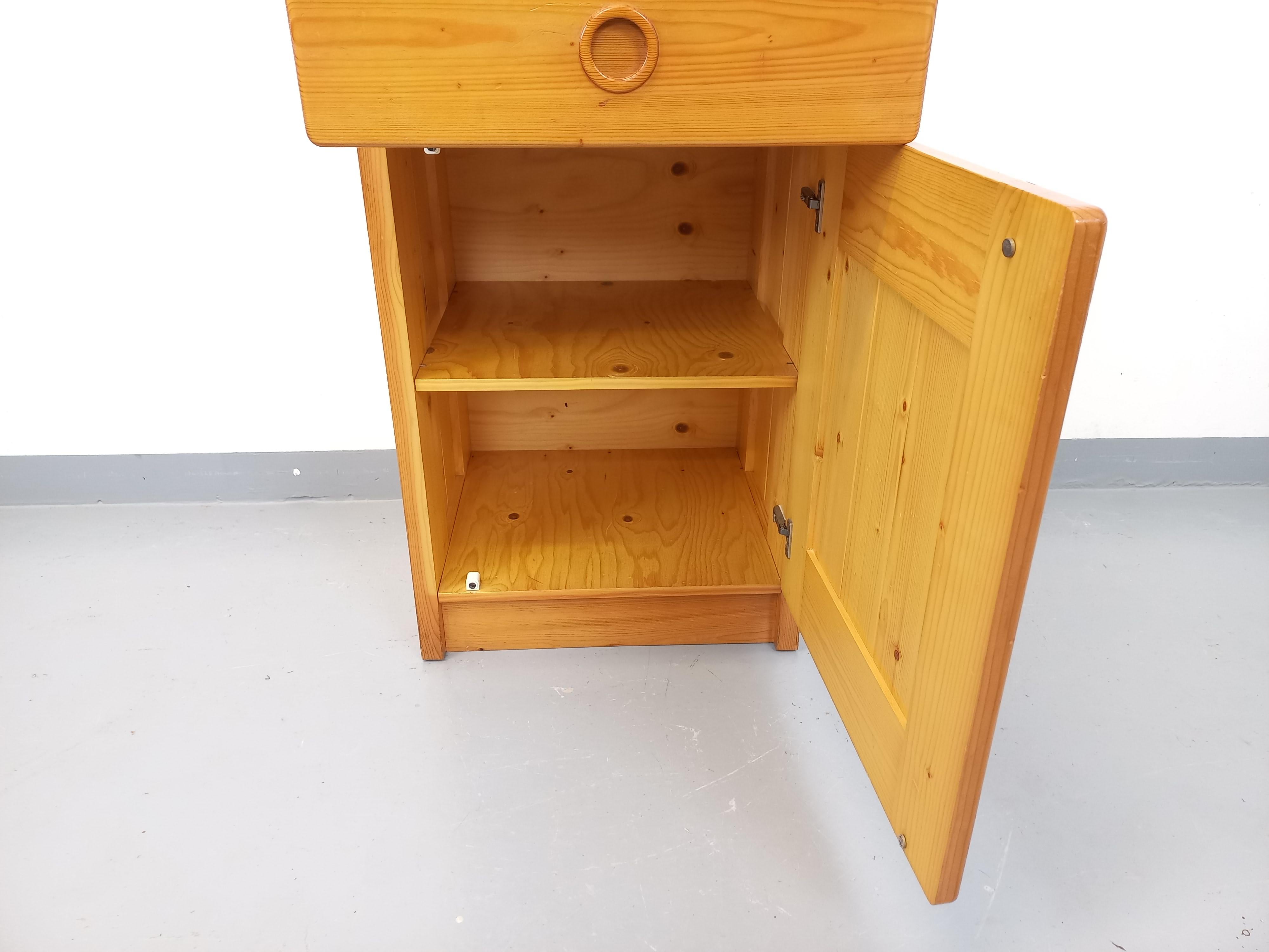 Mid-Century moderno Meuble de rangement Charlotte Perriand Les Arcs vintage en pin des années 60 70 in vendita