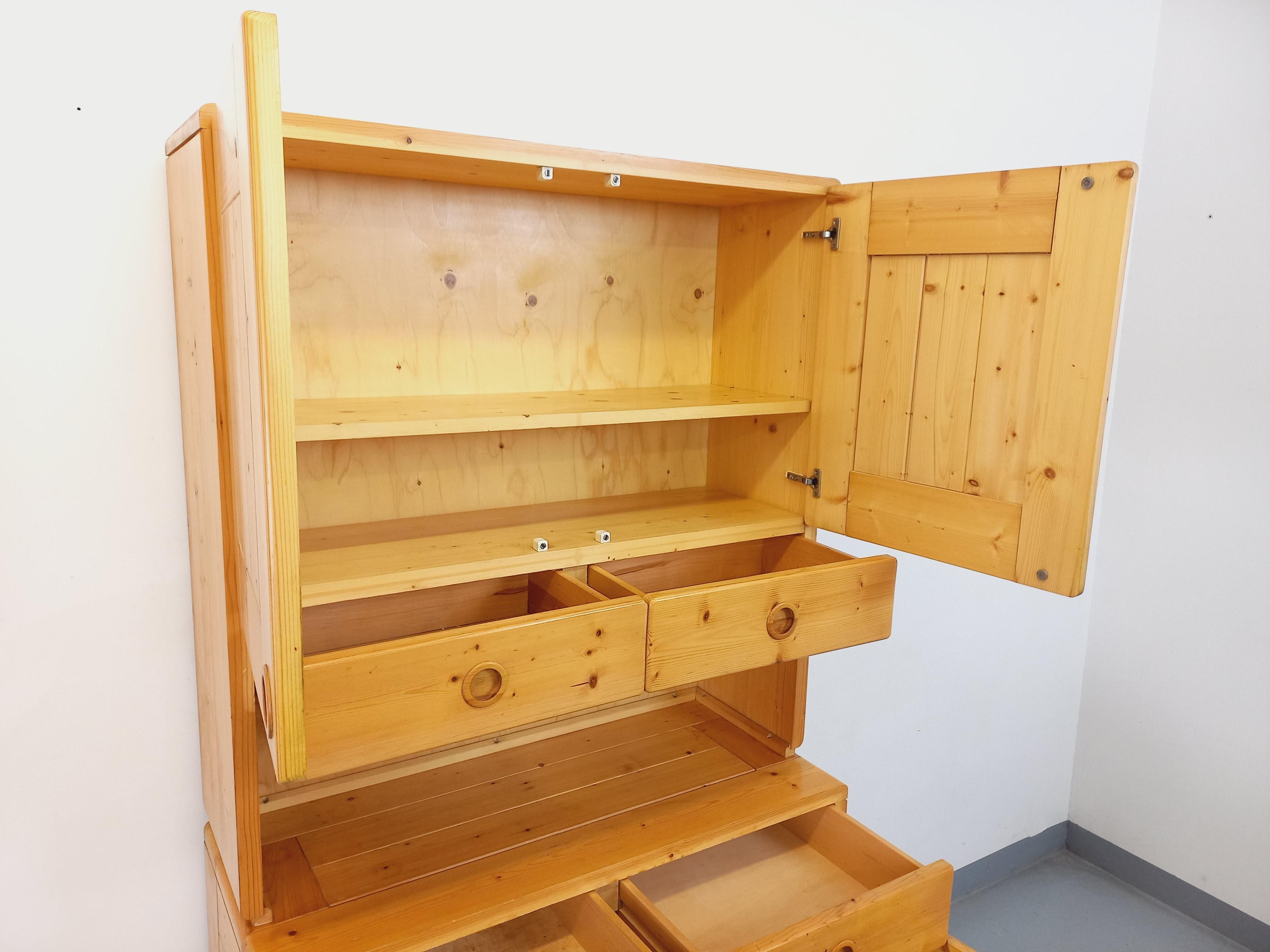 Mid-Century Modern Meuble de rangement Charlotte Perriand Les Arcs vintage en pin des années 60 70 en vente