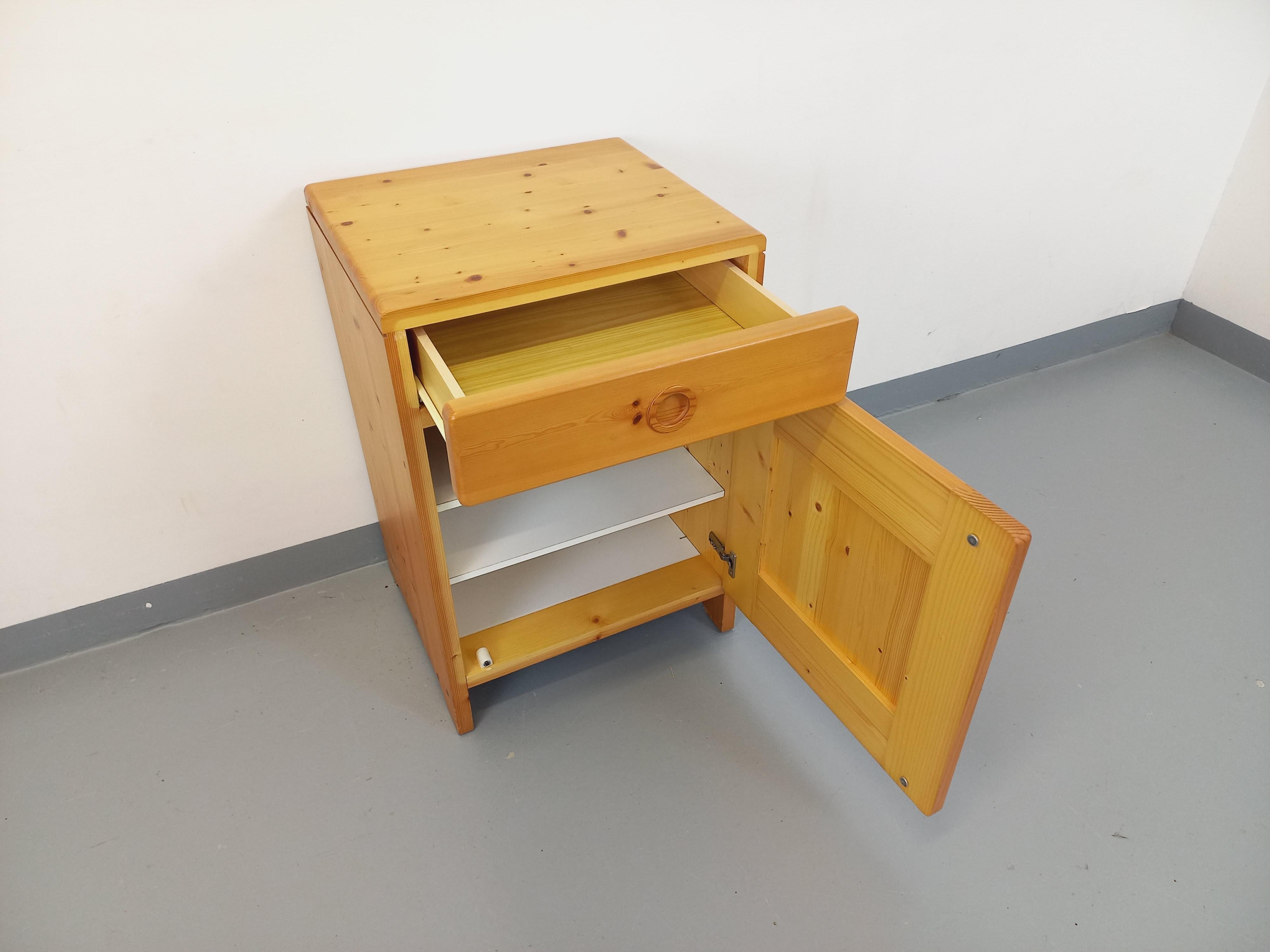 Francese Meuble de rangement Charlotte Perriand Les Arcs vintage en pin des années 60 70 in vendita