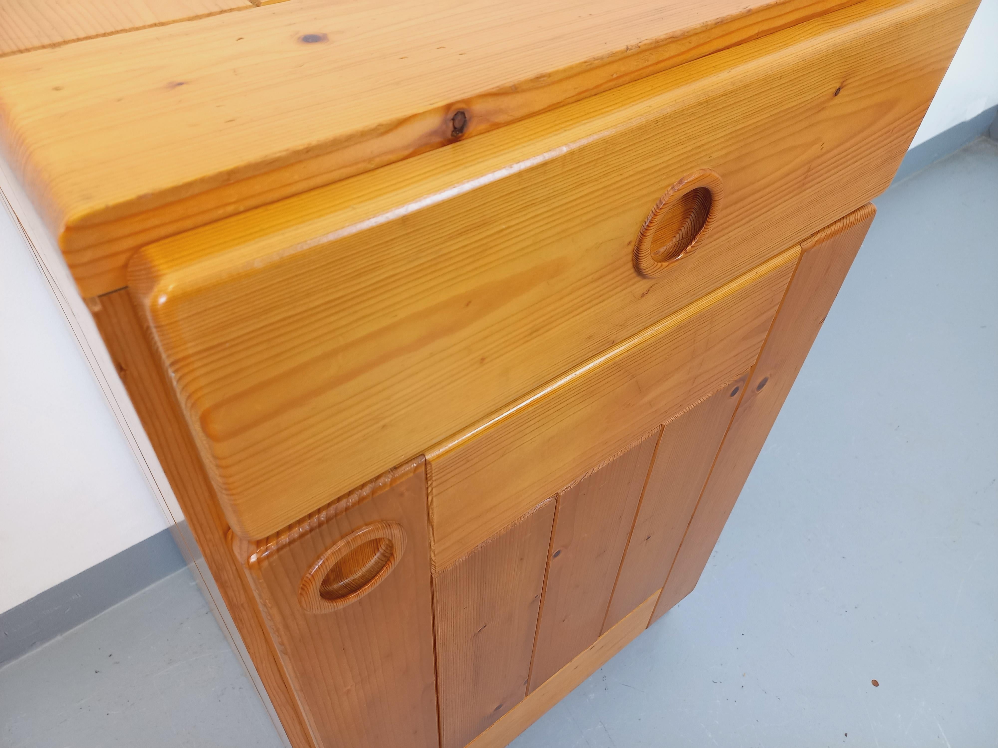Francese Meuble de rangement Charlotte Perriand Les Arcs vintage en pin des années 60 70 in vendita