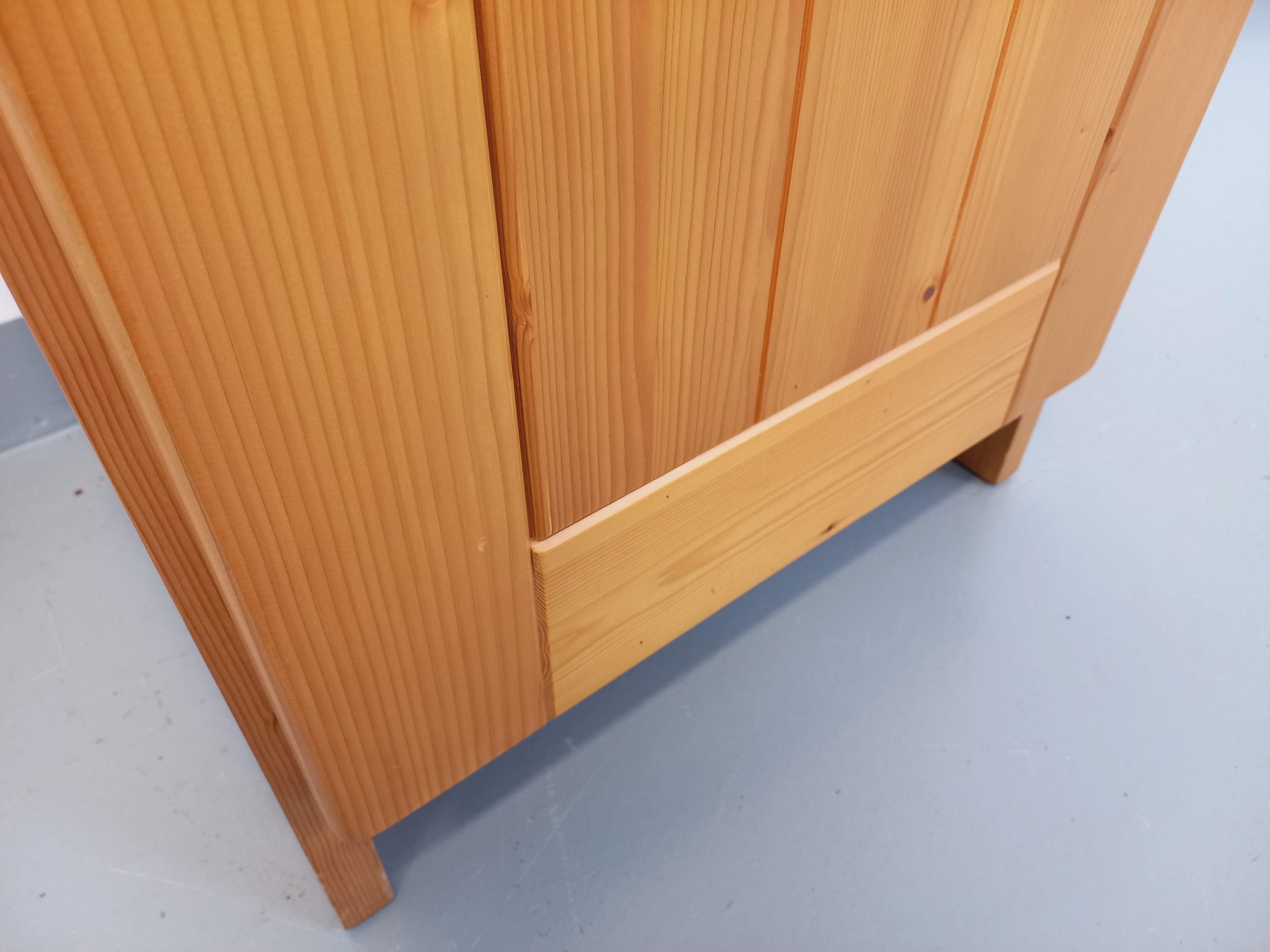 Meuble de rangement Charlotte Perriand Les Arcs vintage en pin des années 60 70 In condizioni buone in vendita a BESANÇON, FR