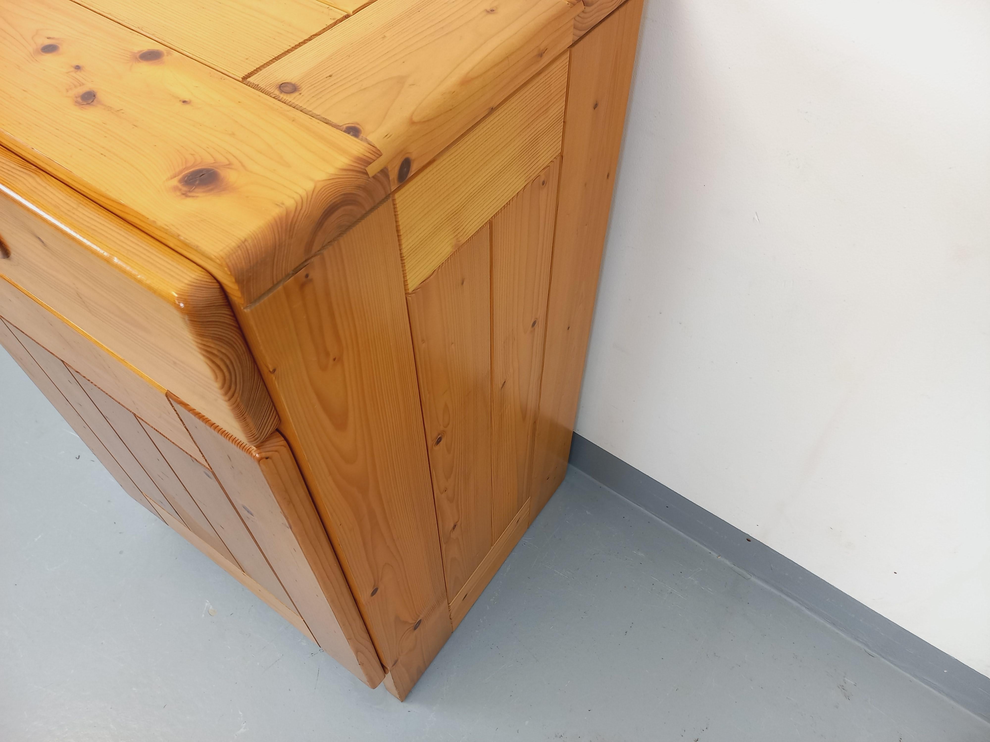 Meuble de rangement Charlotte Perriand Les Arcs vintage en pin des années 60 70 In condizioni buone in vendita a BESANÇON, FR