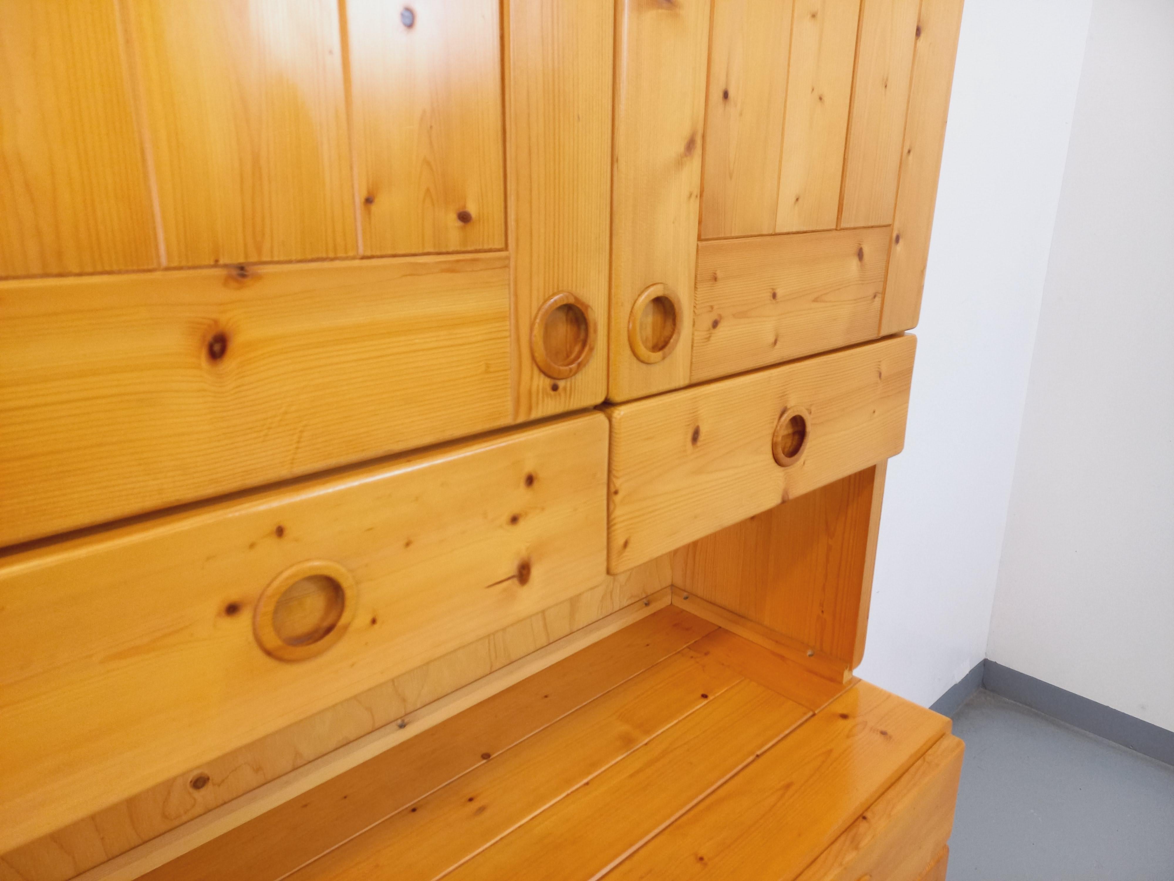 Meuble de rangement Charlotte Perriand Les Arcs vintage en pin des années 60 70 Bon état - En vente à BESANÇON, FR