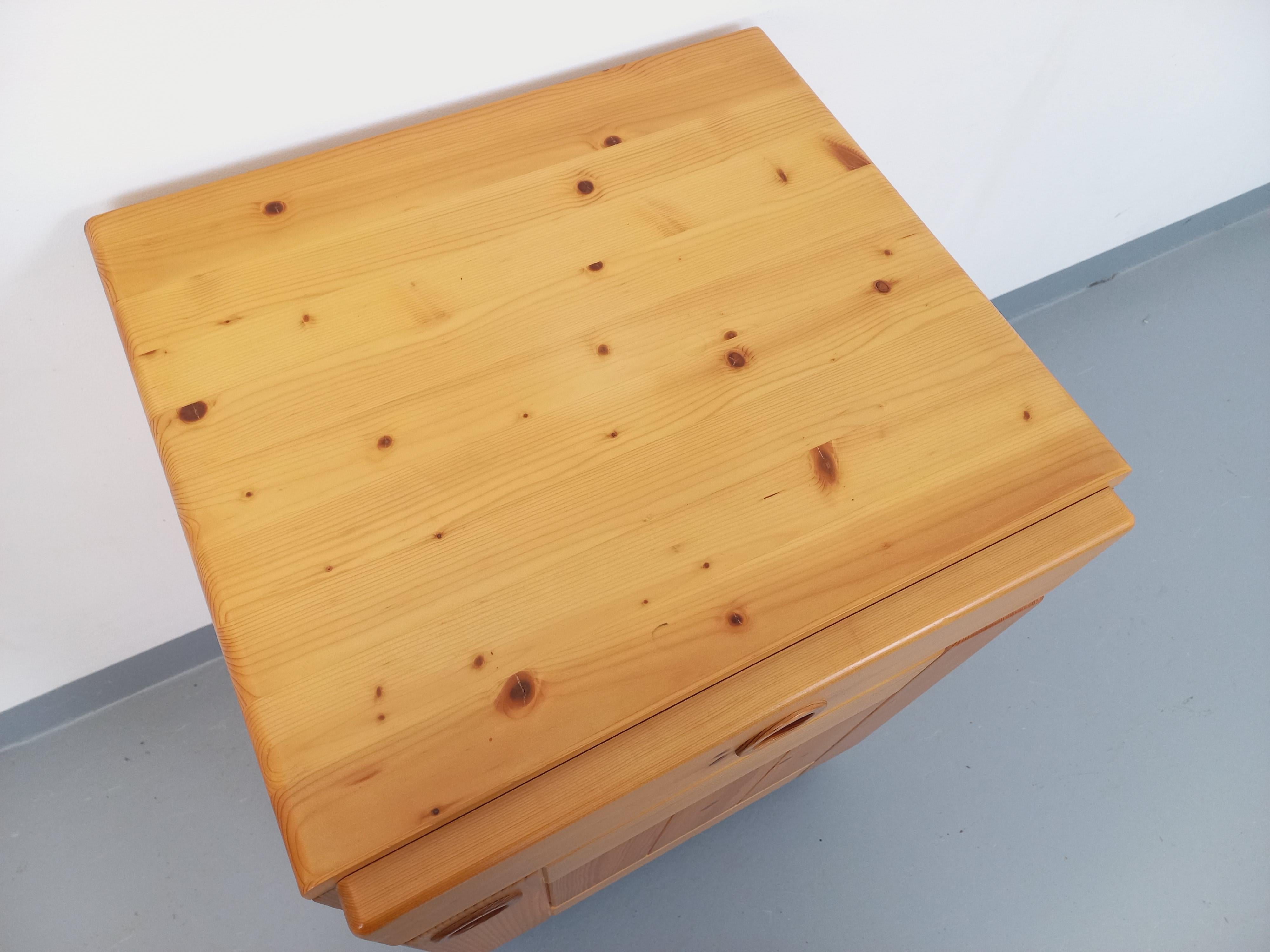 Fine XX secolo Meuble de rangement Charlotte Perriand Les Arcs vintage en pin des années 60 70 in vendita