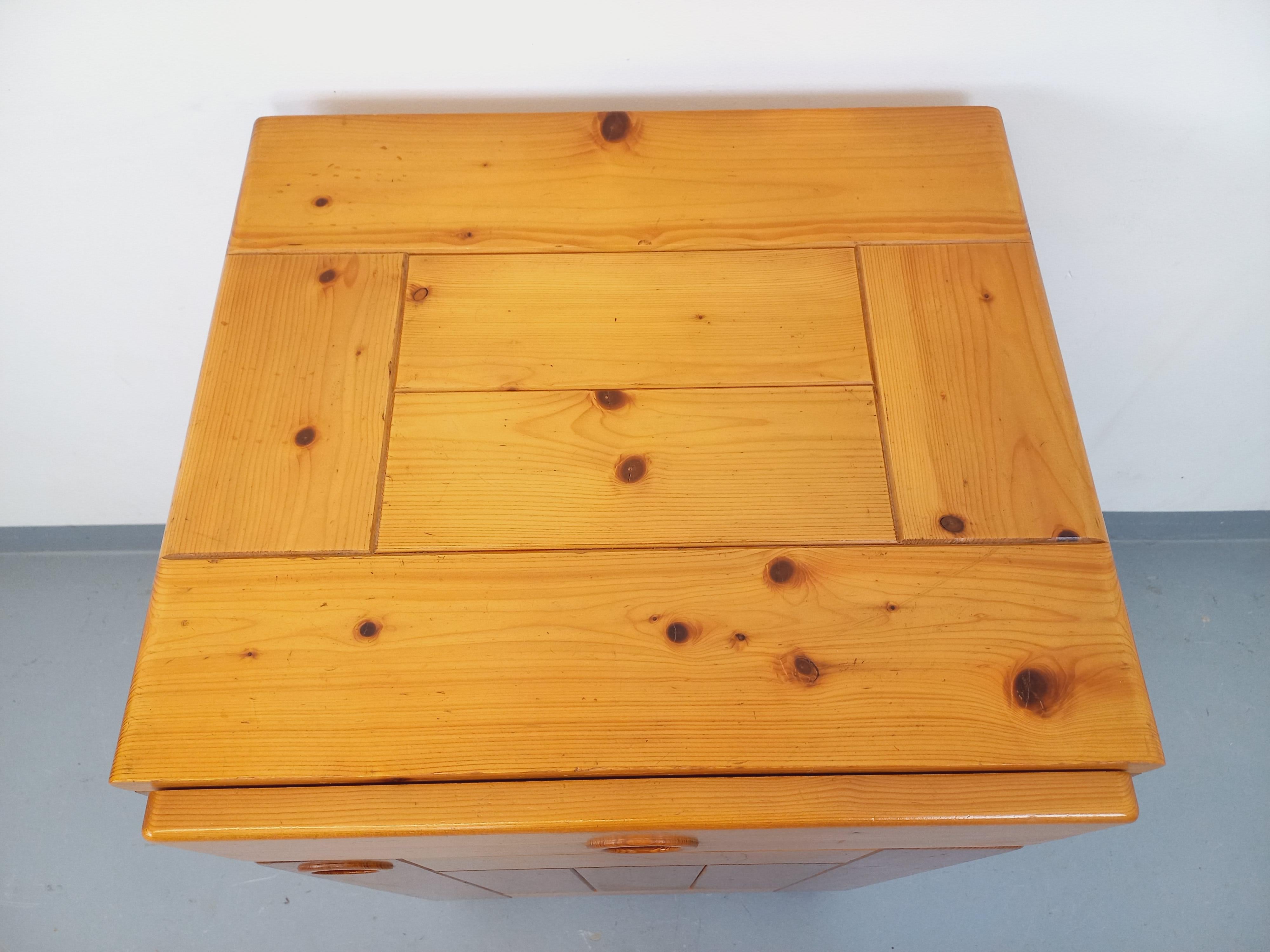 Metà XX secolo Meuble de rangement Charlotte Perriand Les Arcs vintage en pin des années 60 70 in vendita