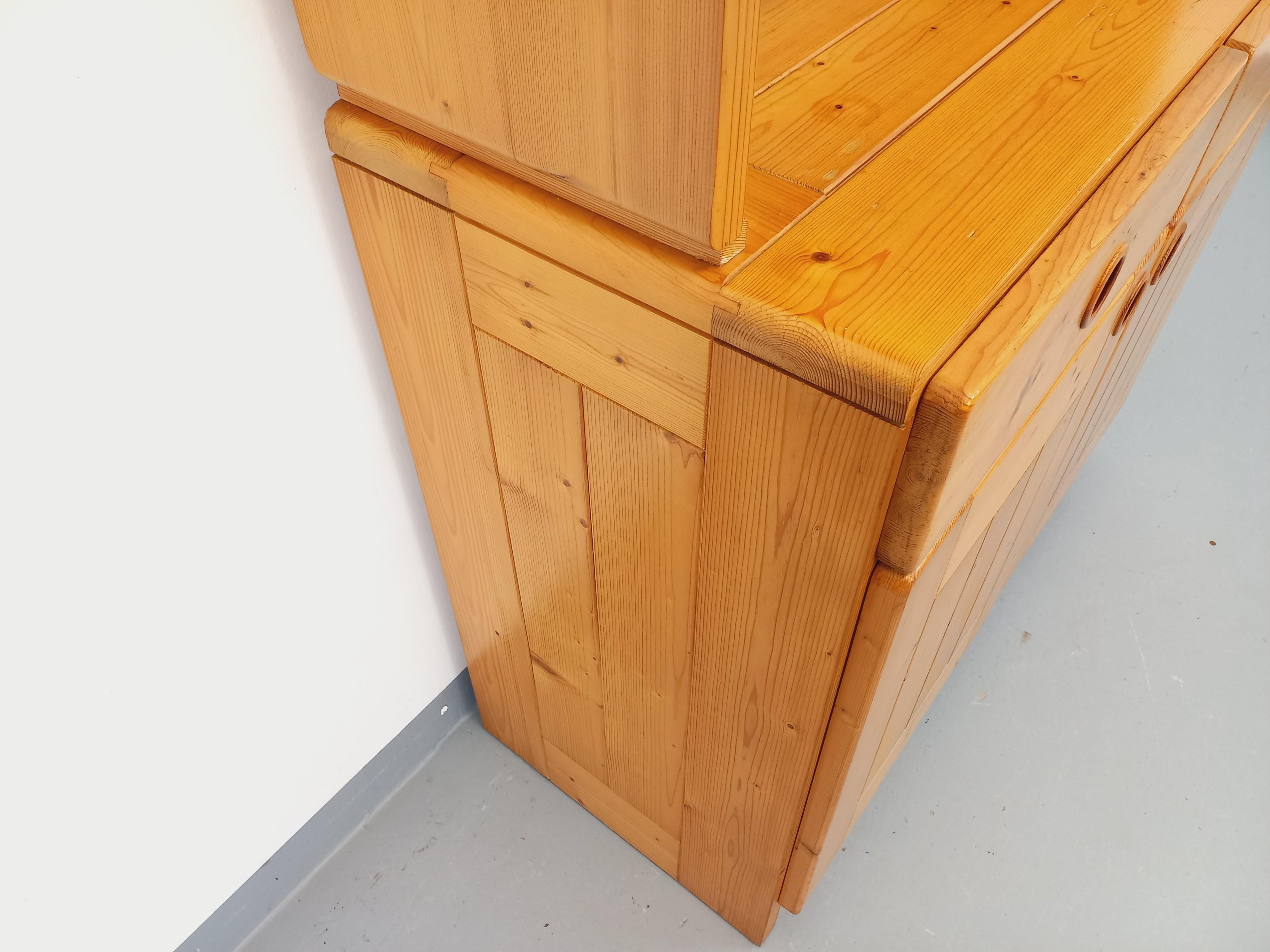Pin Meuble de rangement Charlotte Perriand Les Arcs vintage en pin des années 60 70 en vente