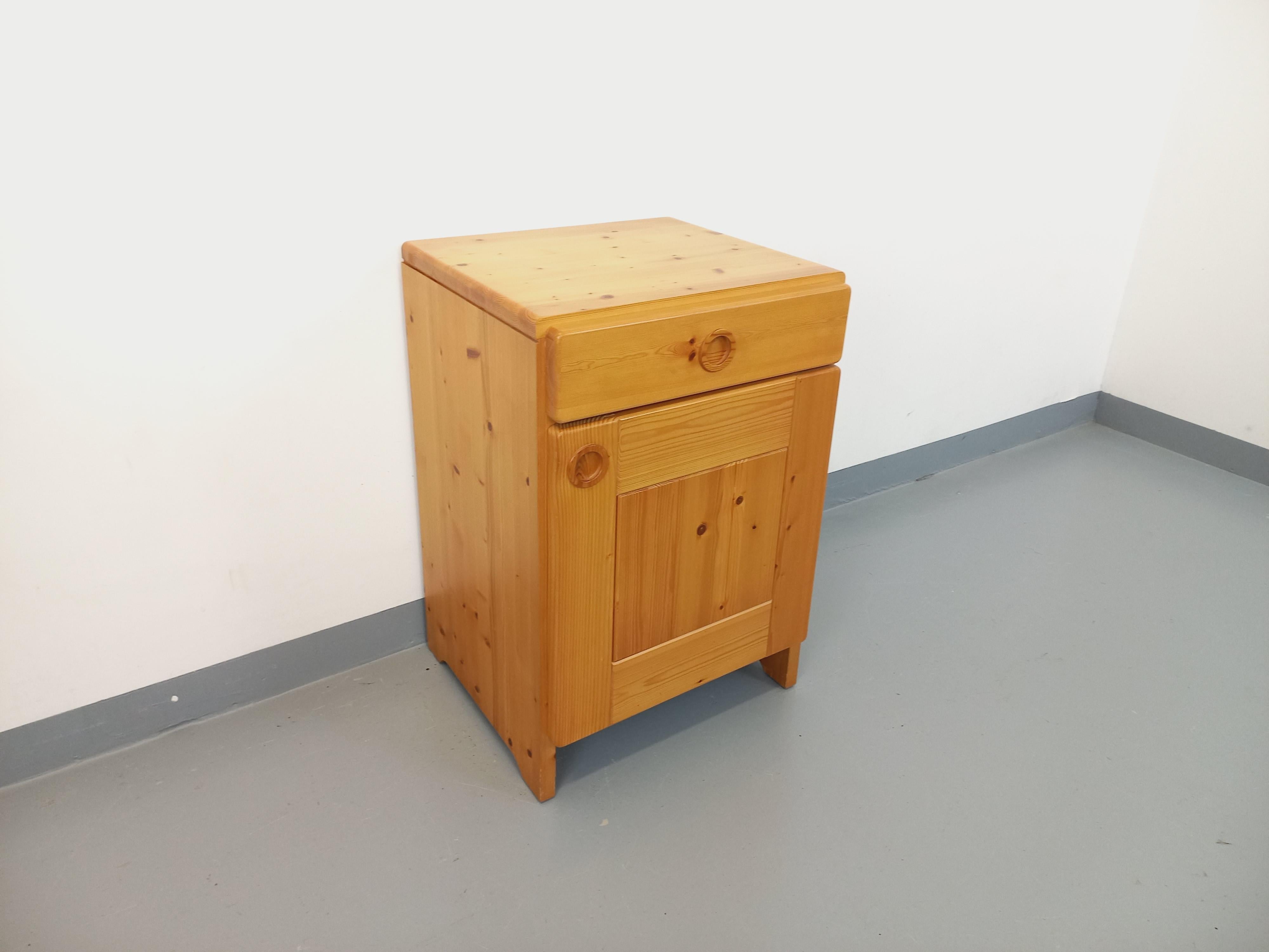 Meuble de rangement Charlotte Perriand Les Arcs vintage en pin des années 60 70 in vendita 1