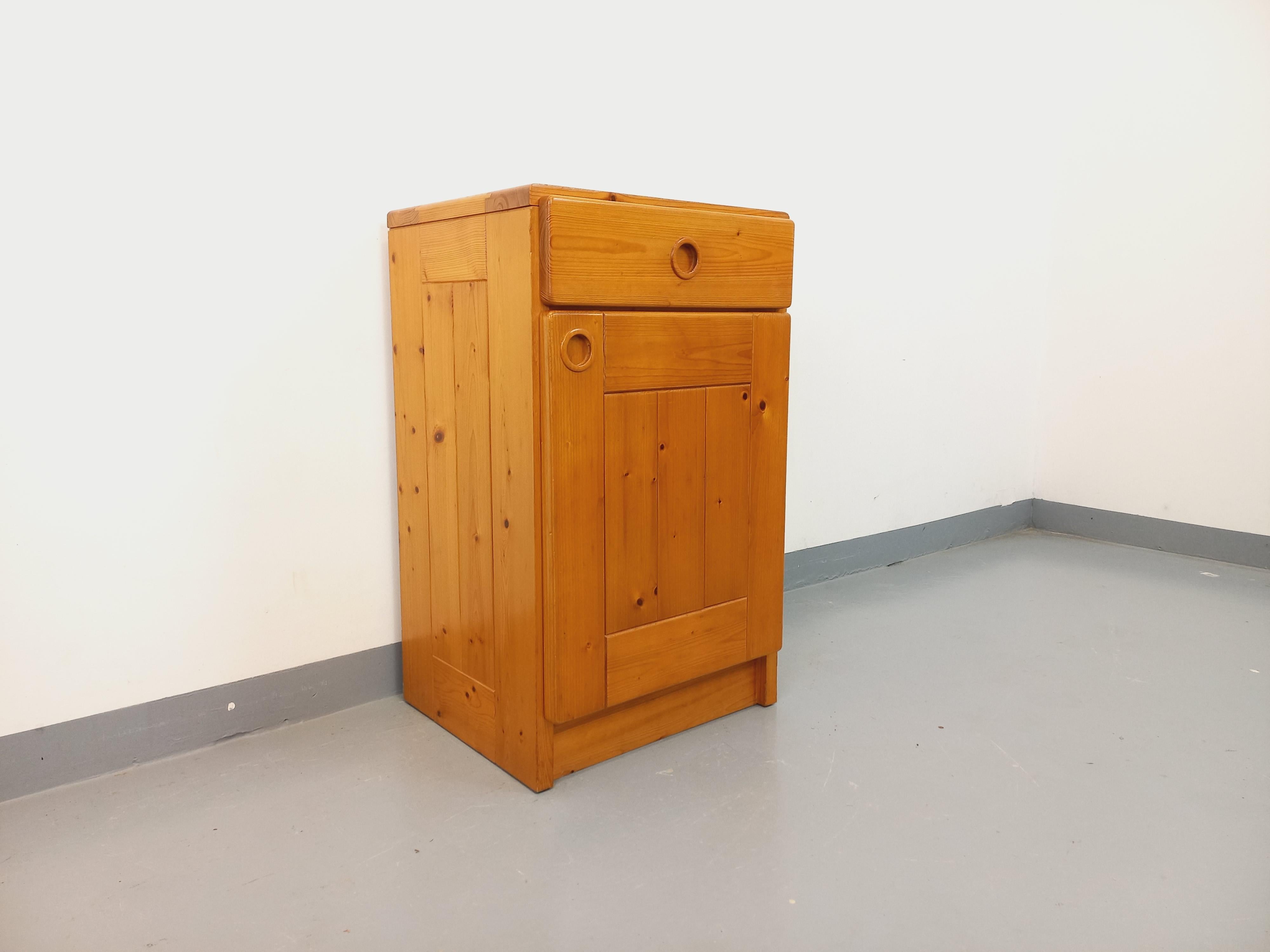 Meuble de rangement Charlotte Perriand Les Arcs vintage en pin des années 60 70 in vendita 1