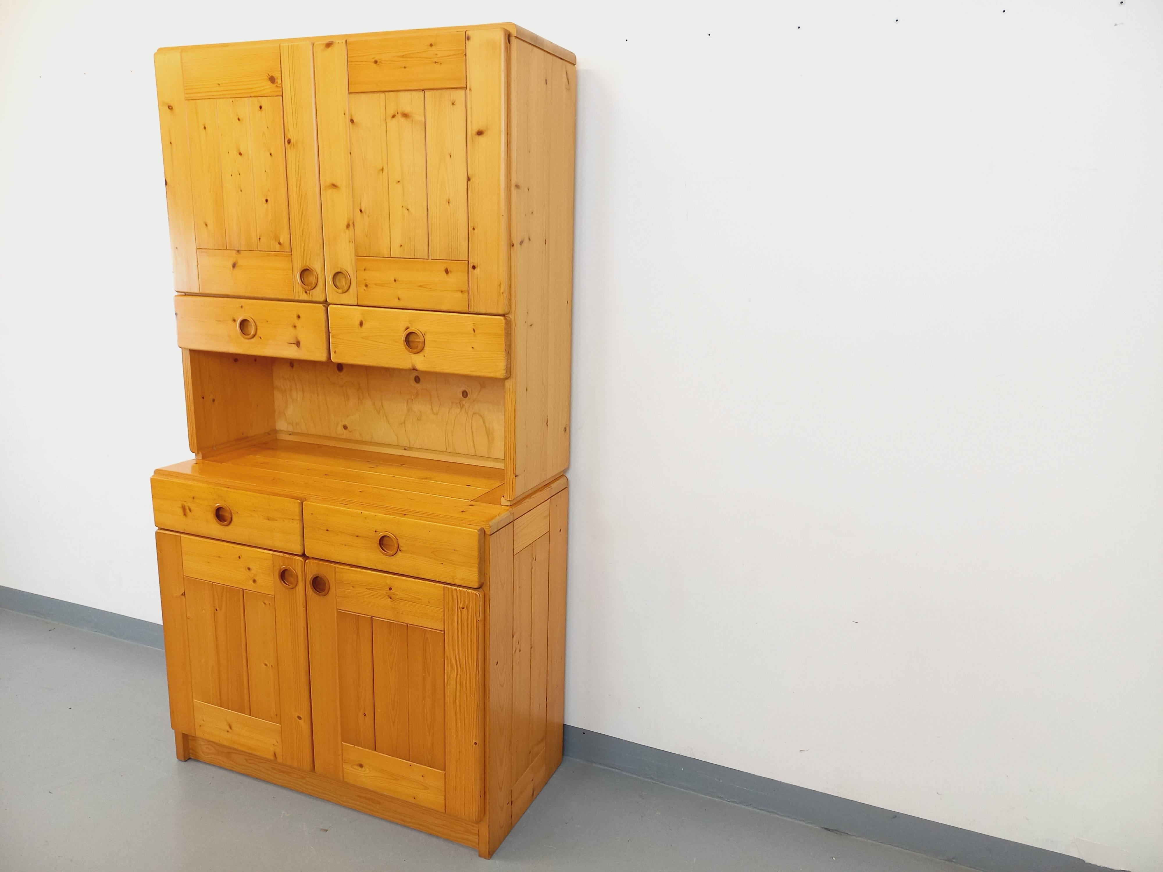 Meuble de rangement Charlotte Perriand Les Arcs vintage en pin des années 60 70 en vente 1