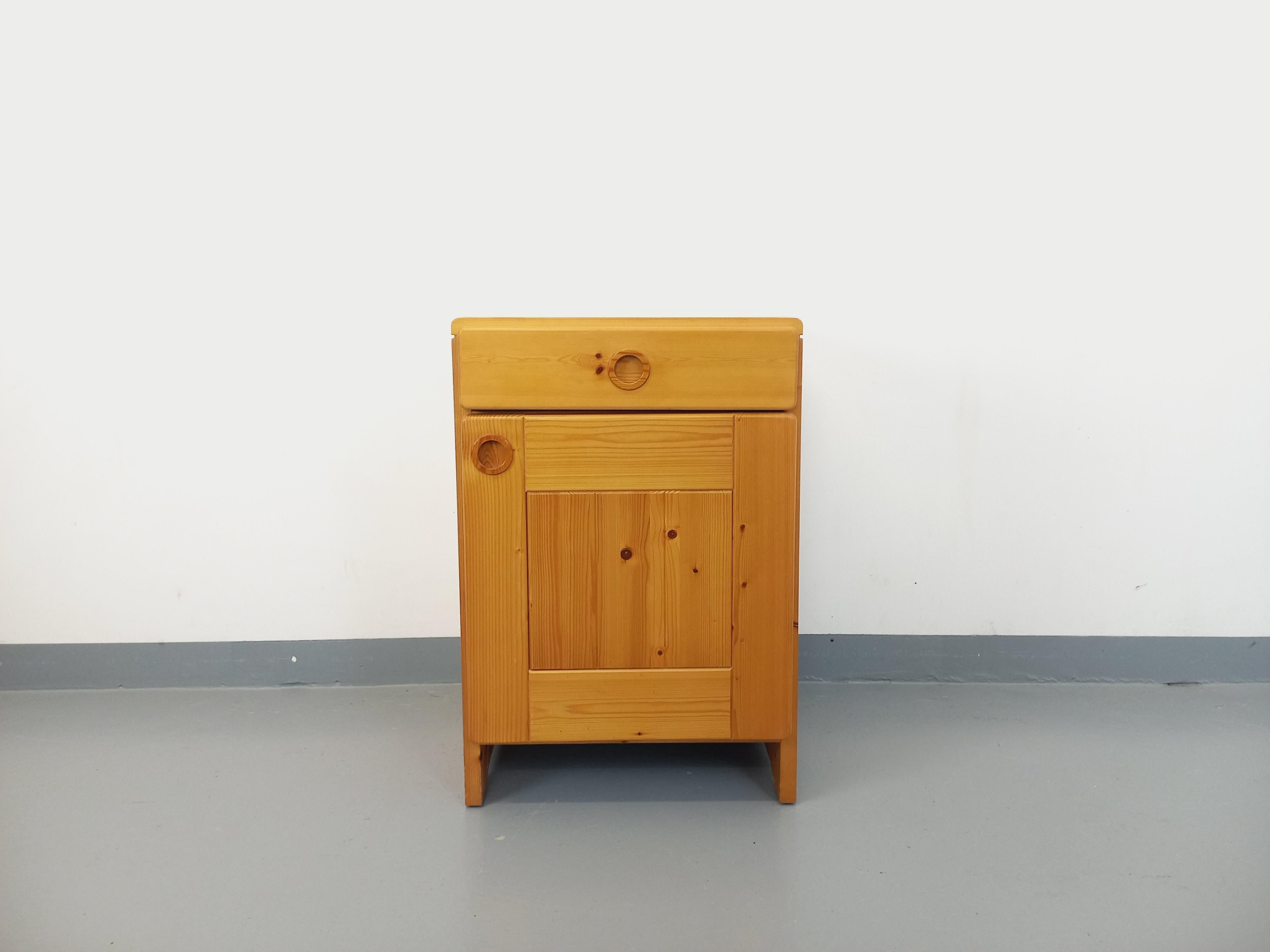 Meuble de rangement Charlotte Perriand Les Arcs vintage en pin des années 60 70 in vendita 2