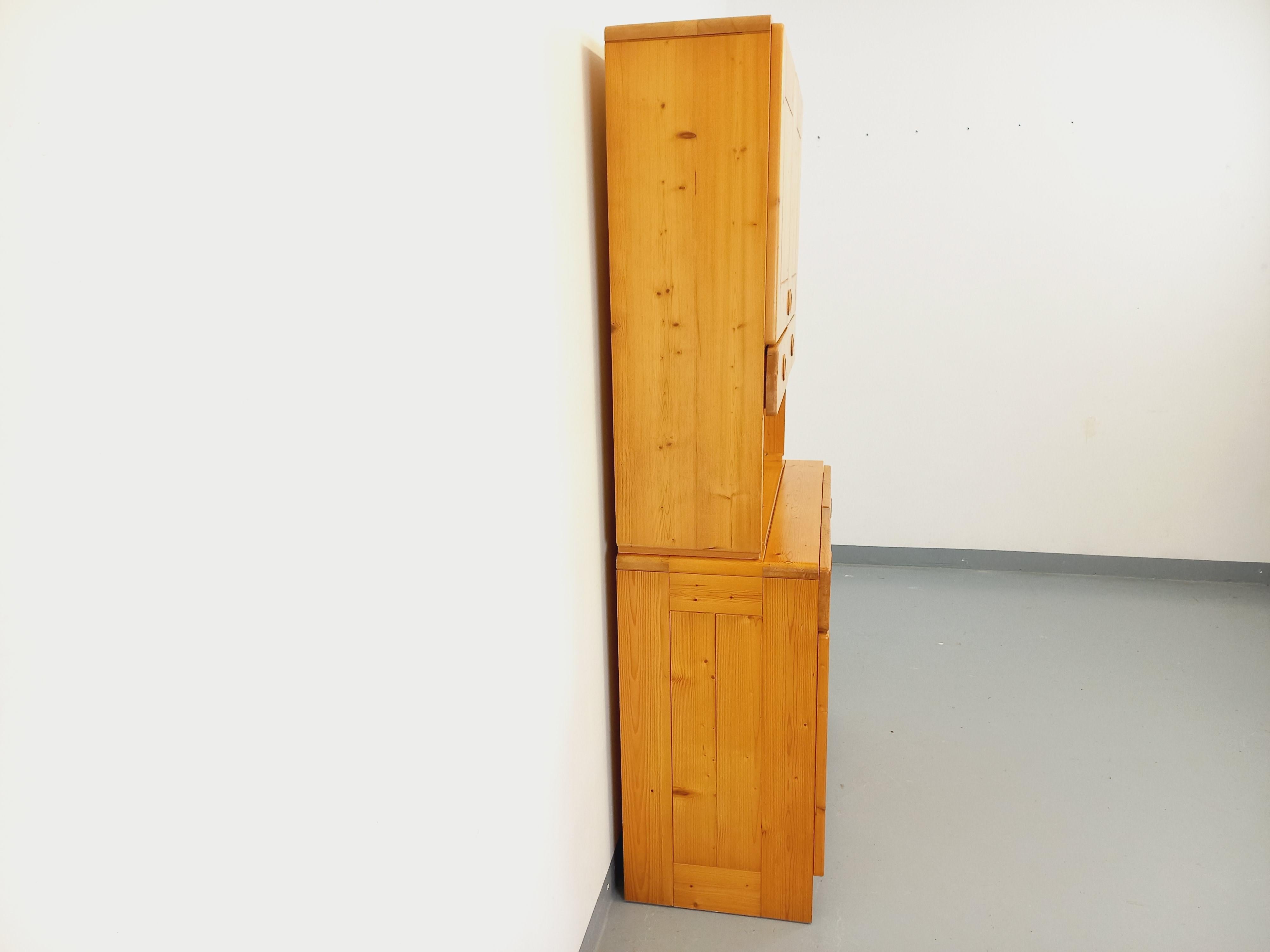 Meuble de rangement Charlotte Perriand Les Arcs vintage en pin des années 60 70 en vente 2