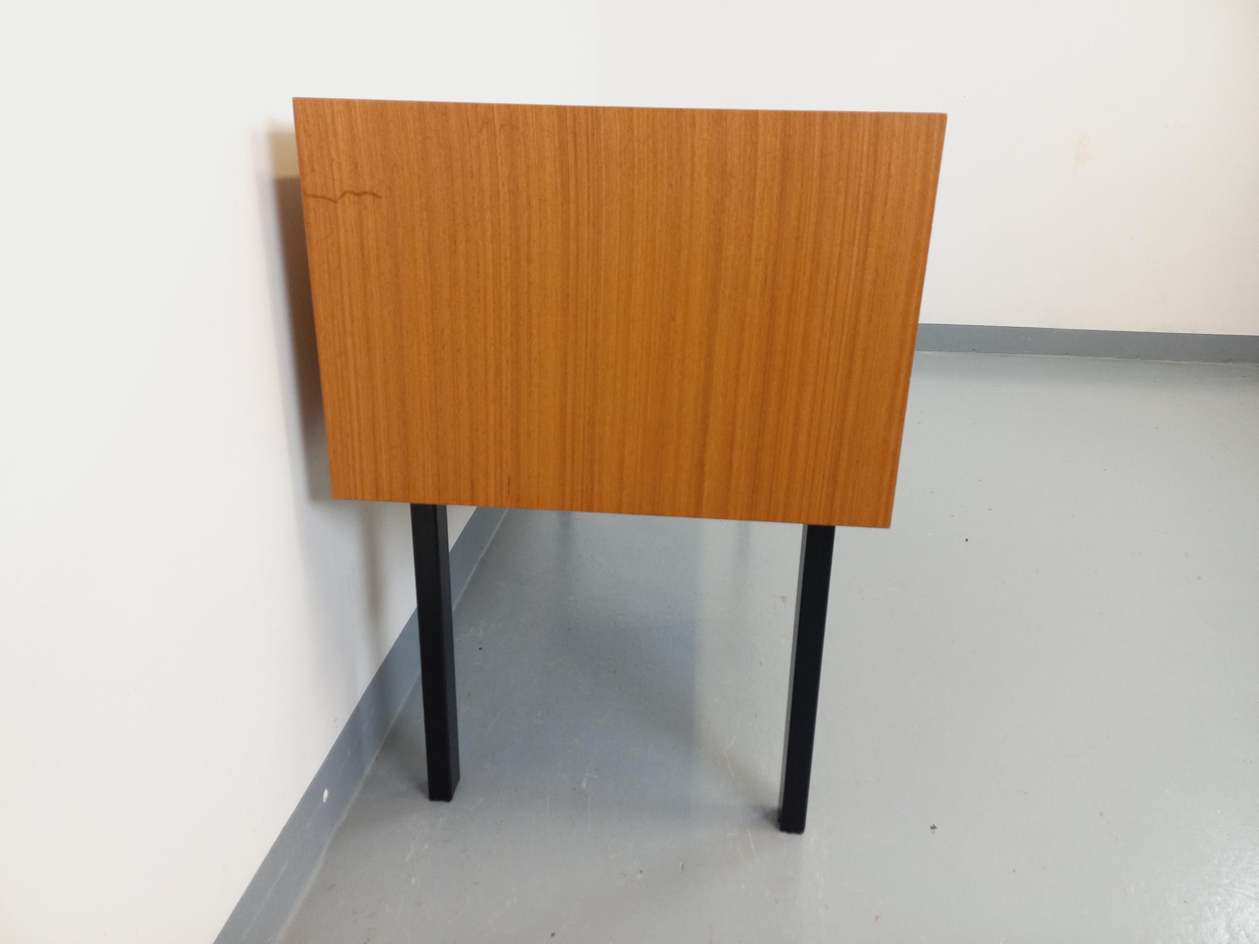 Meuble de rangement / coffre sur pieds vintage en teck et métal noir années 60 en vente 3