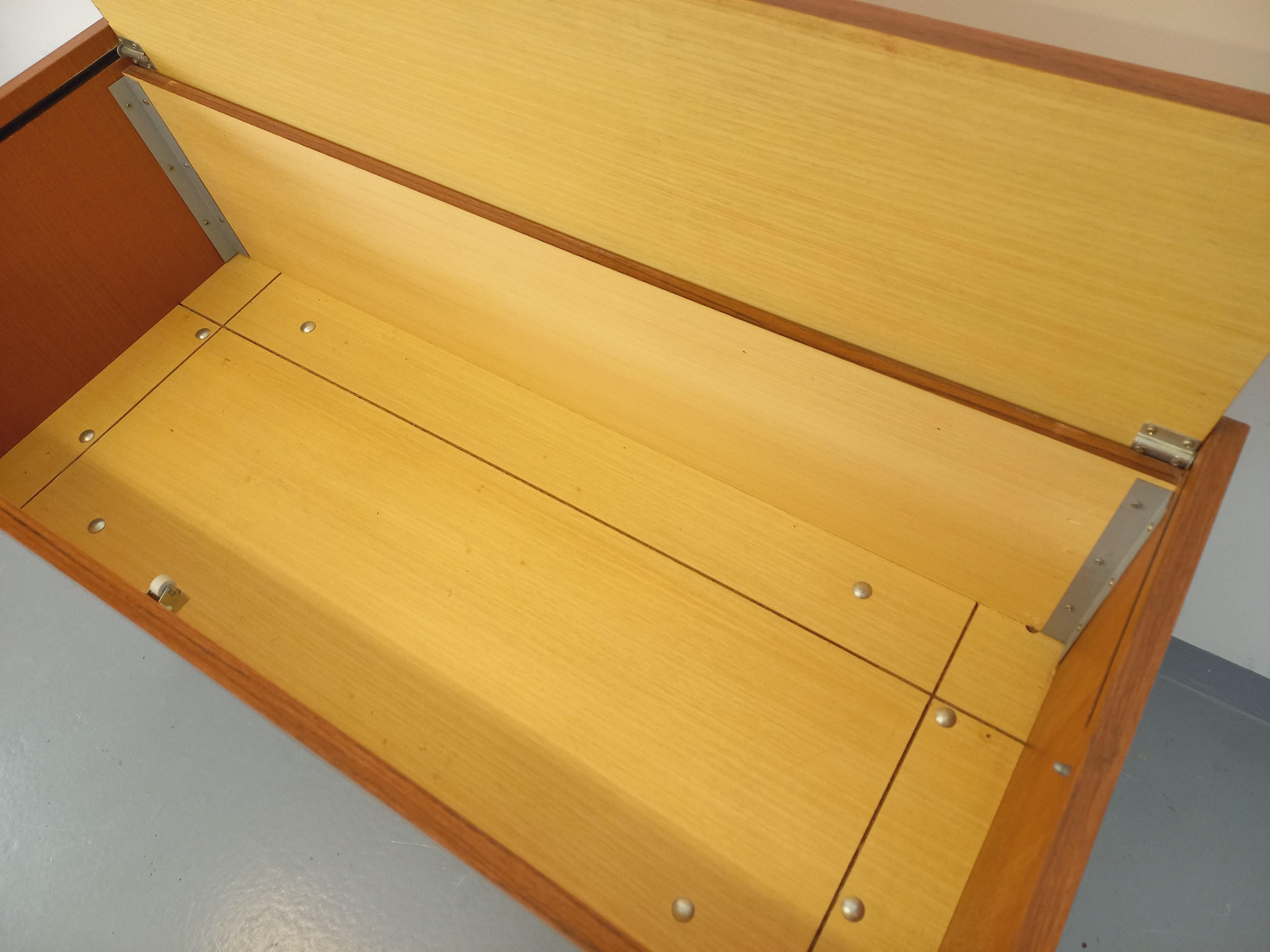 Meuble de rangement / coffre sur pieds vintage en teck et métal noir années 60 en vente 4