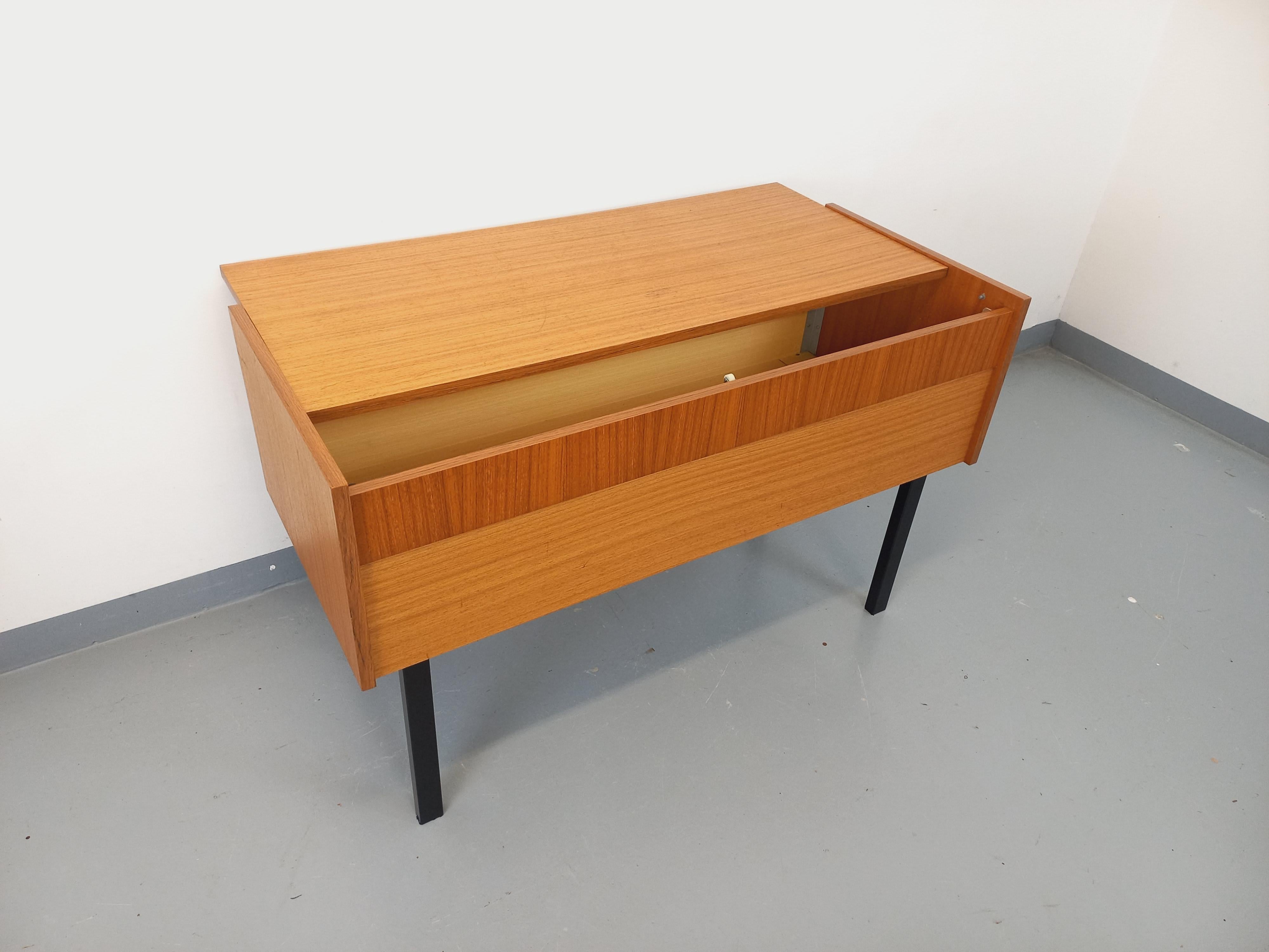 Meuble de rangement / coffre sur pieds vintage en teck et métal noir années 60 en vente 5