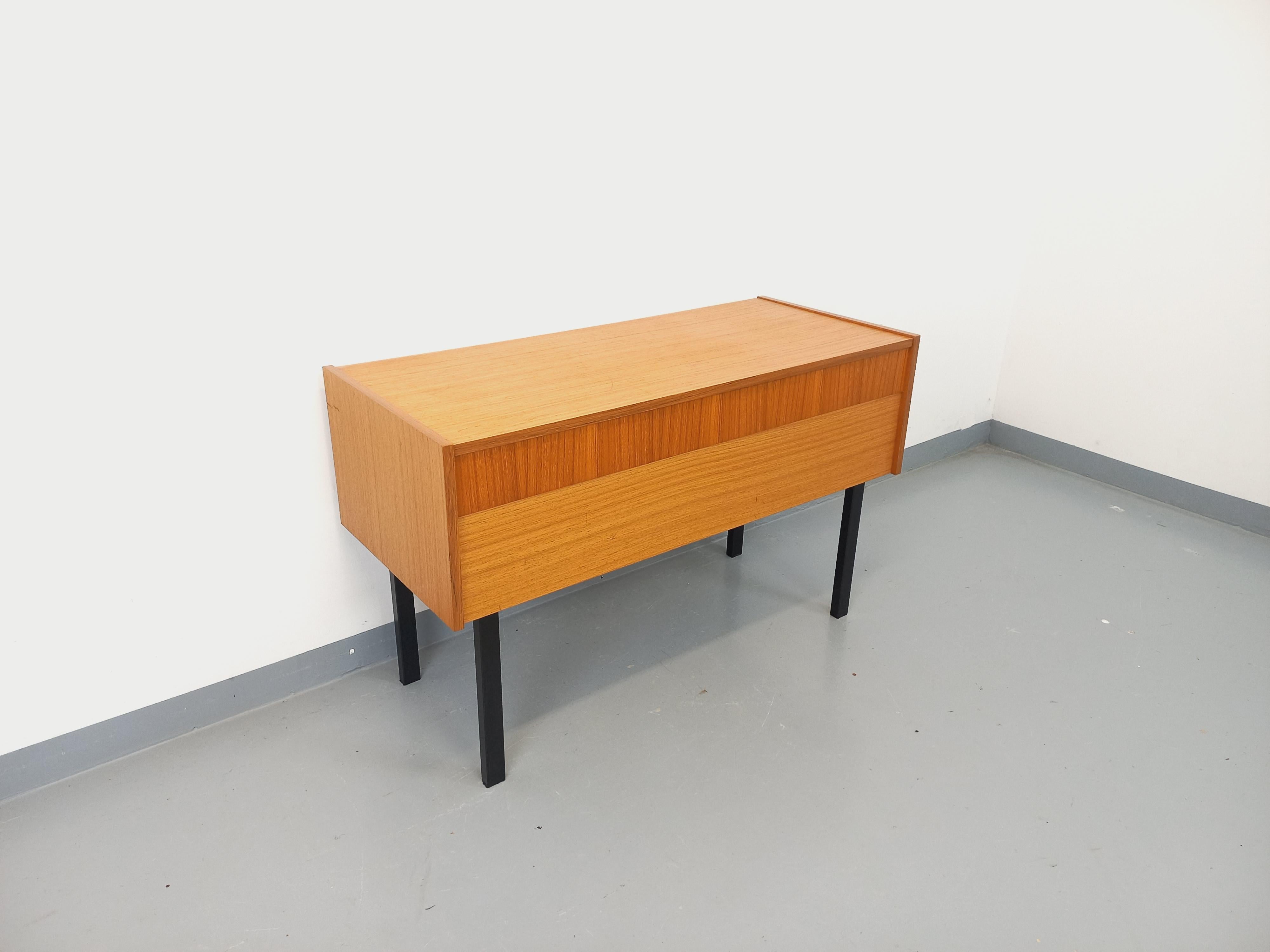 Meuble de rangement / coffre sur pieds vintage en teck et métal noir années 60 en vente 7
