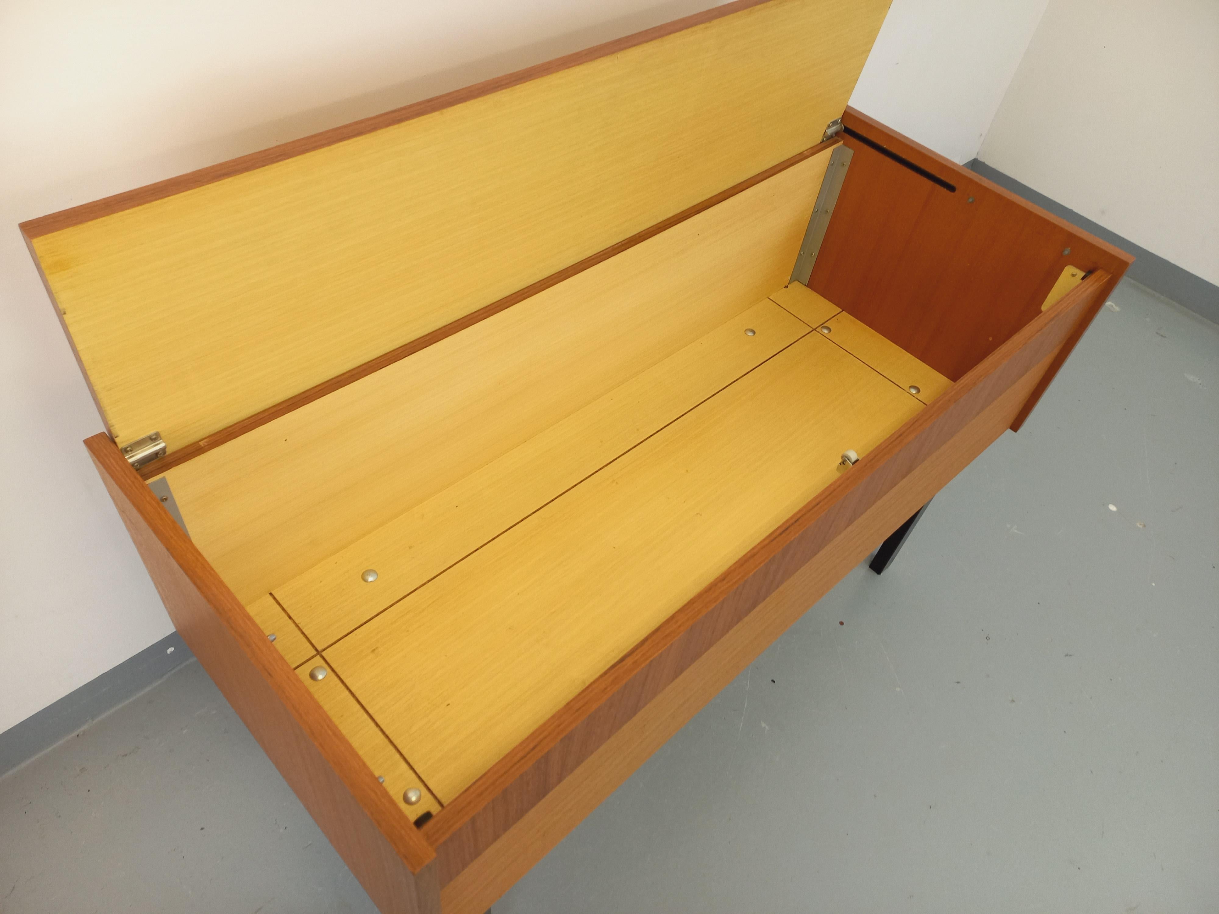 Mid-Century Modern Meuble de rangement / coffre sur pieds vintage en teck et métal noir années 60 en vente