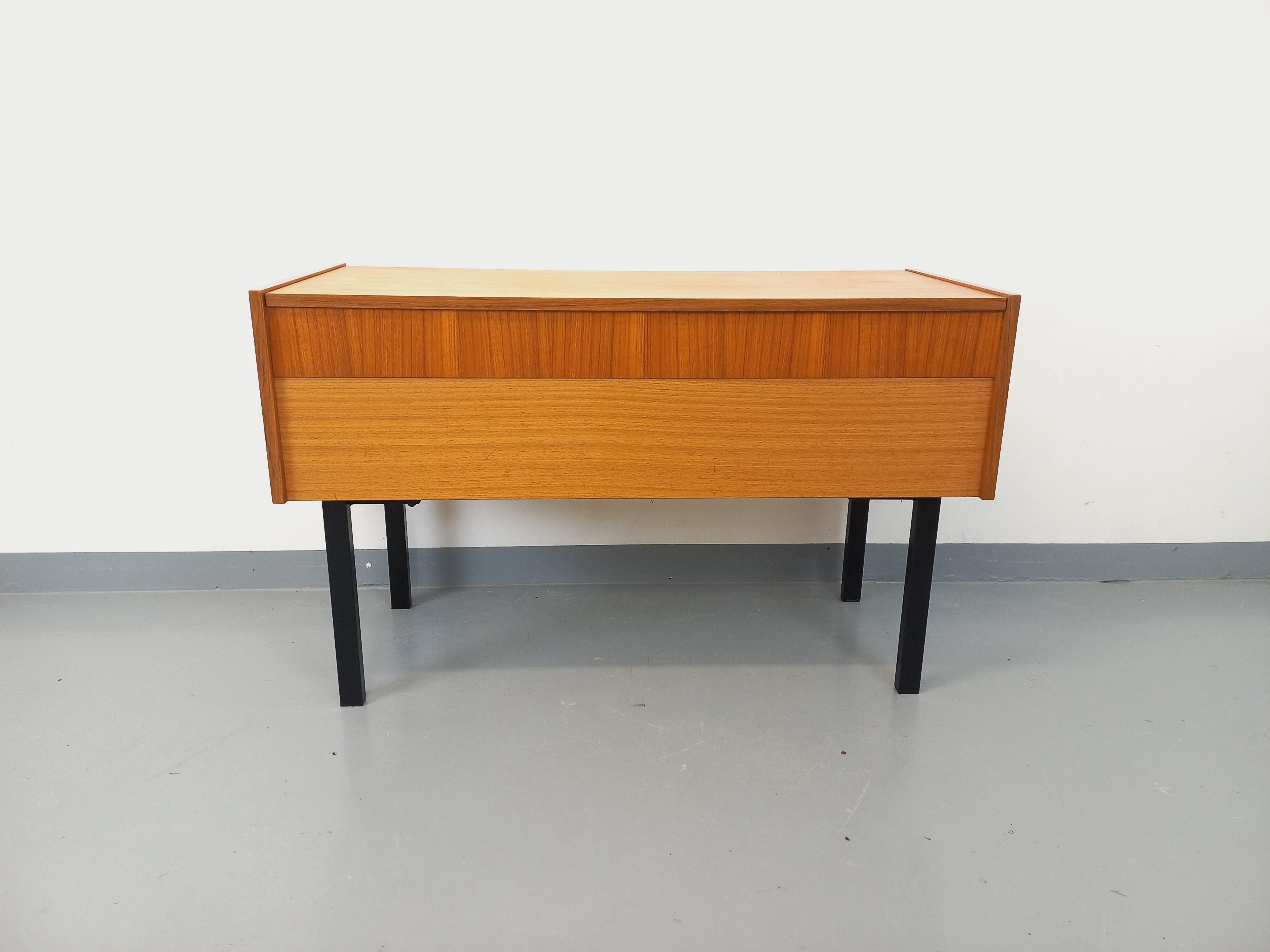 Français Meuble de rangement / coffre sur pieds vintage en teck et métal noir années 60 en vente