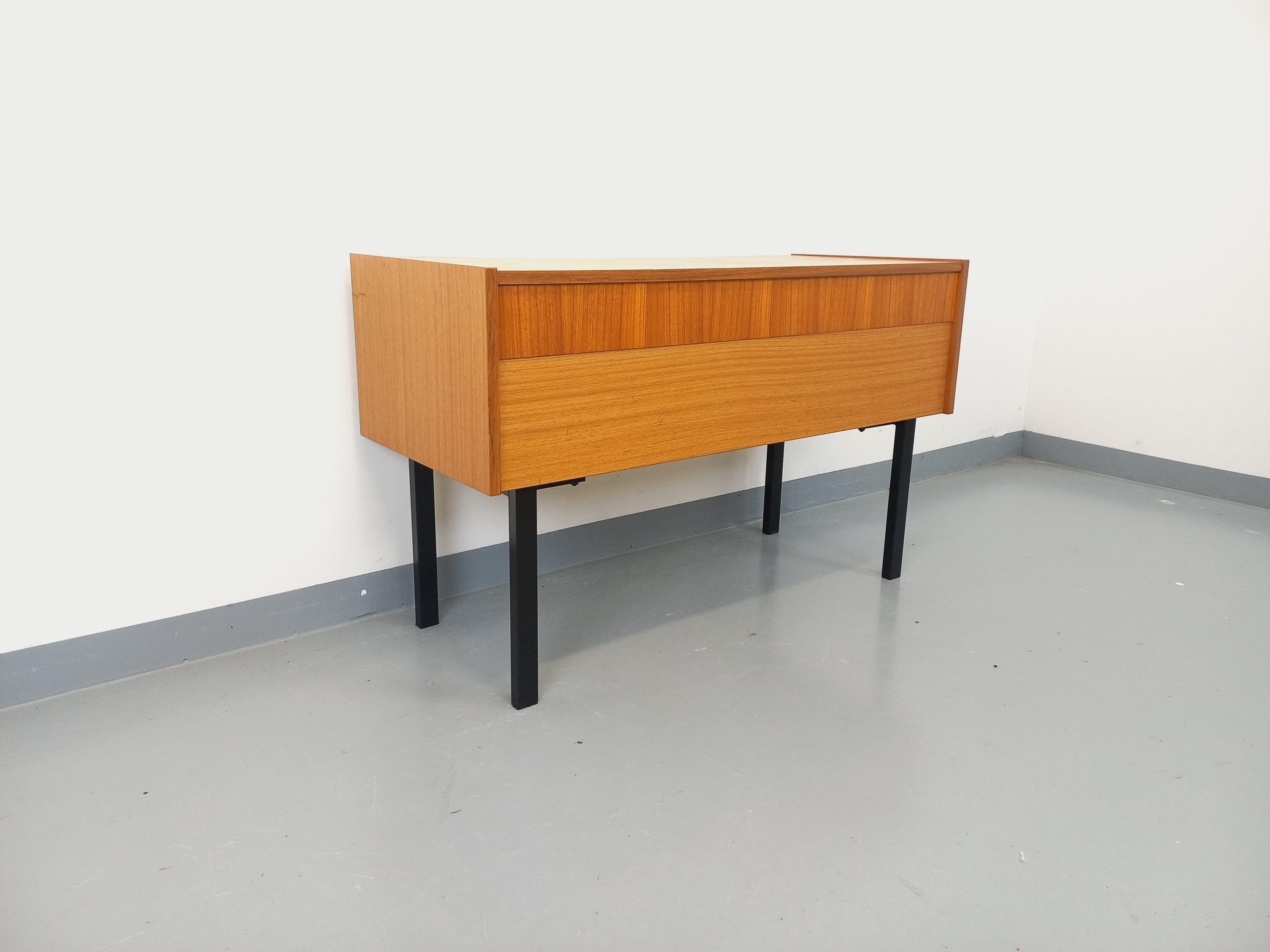 Meuble de rangement / coffre sur pieds vintage en teck et métal noir années 60 Bon état - En vente à BESANÇON, FR