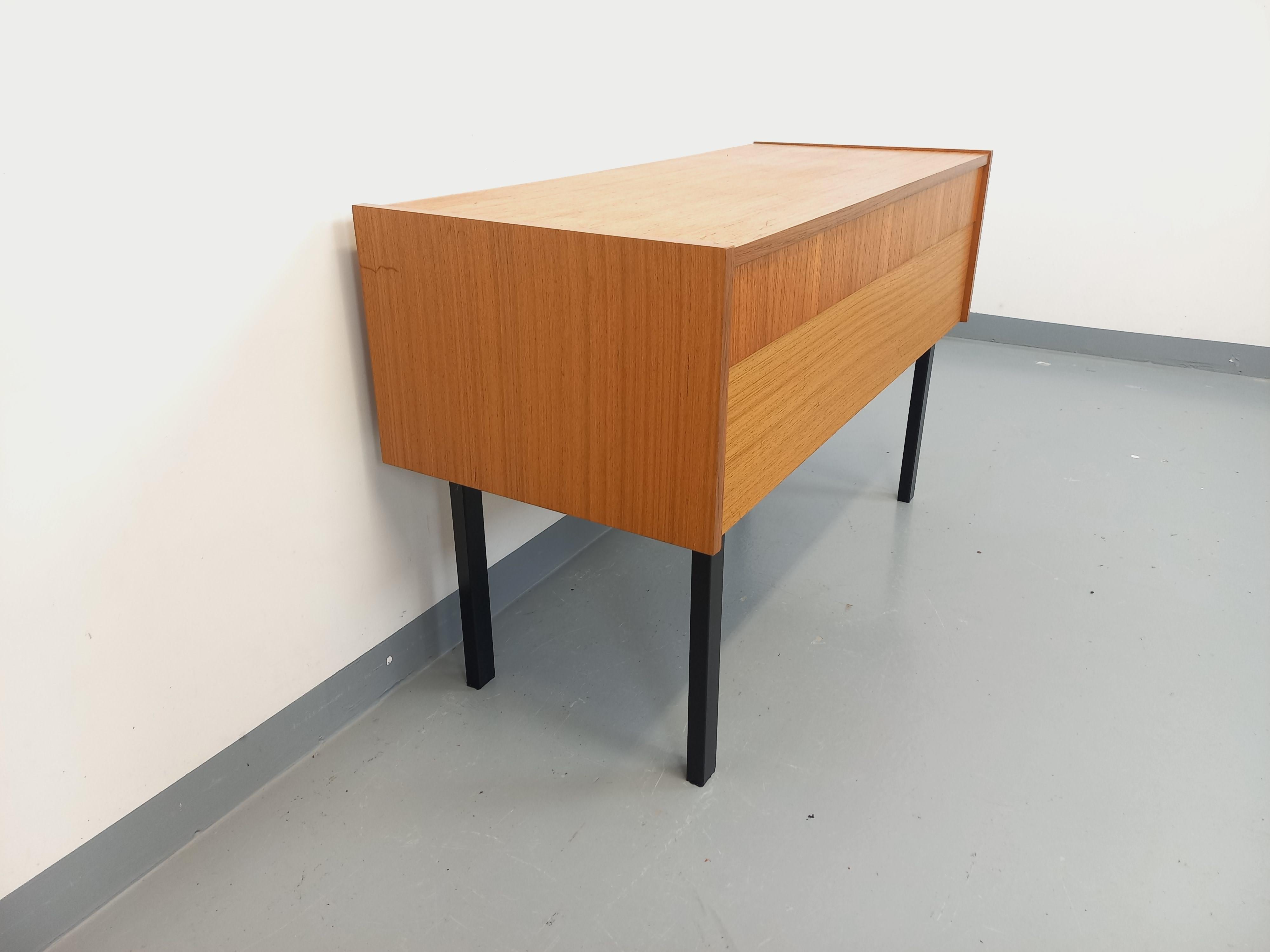 Milieu du XXe siècle Meuble de rangement / coffre sur pieds vintage en teck et métal noir années 60 en vente