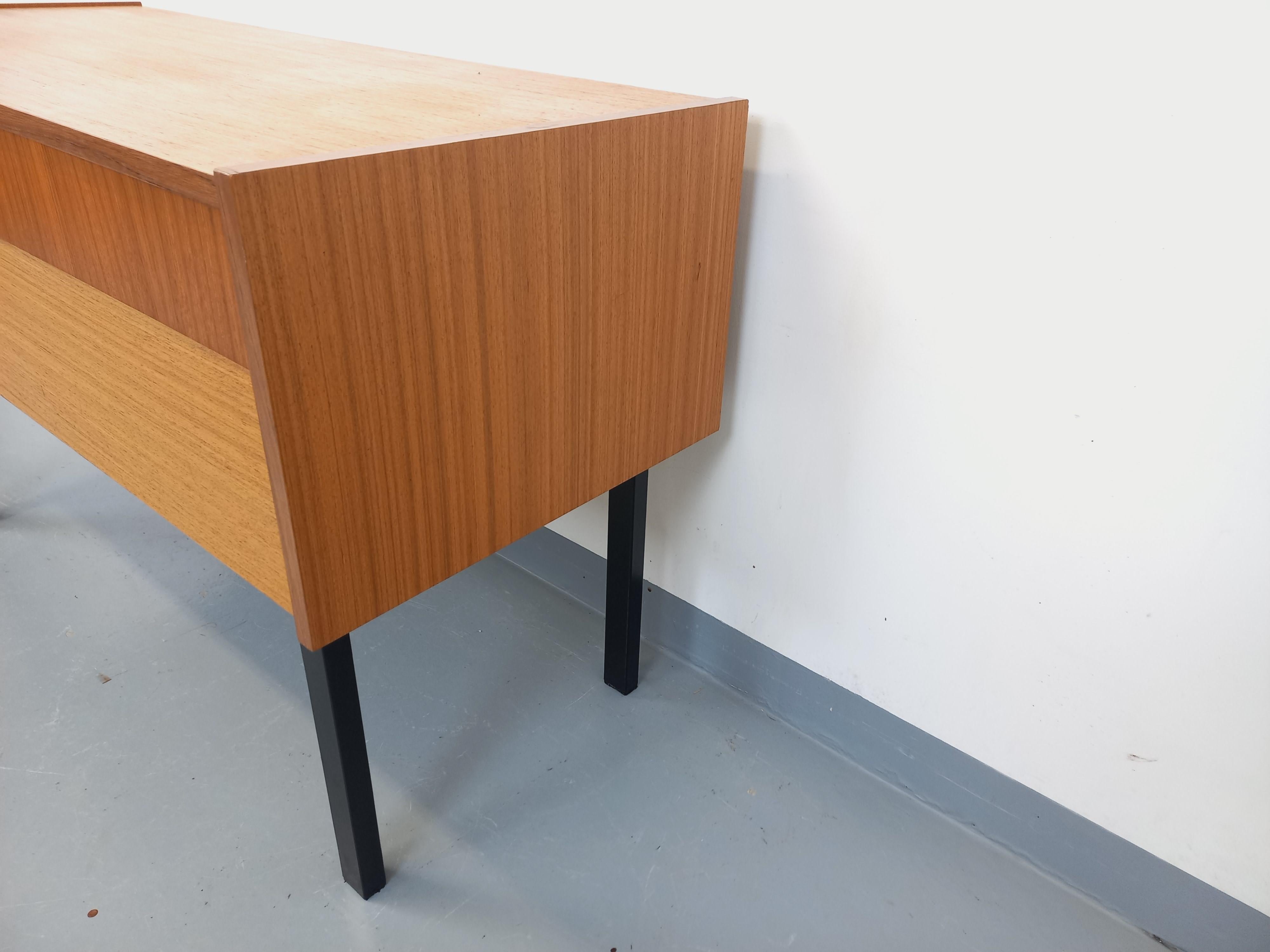 Teck Meuble de rangement / coffre sur pieds vintage en teck et métal noir années 60 en vente