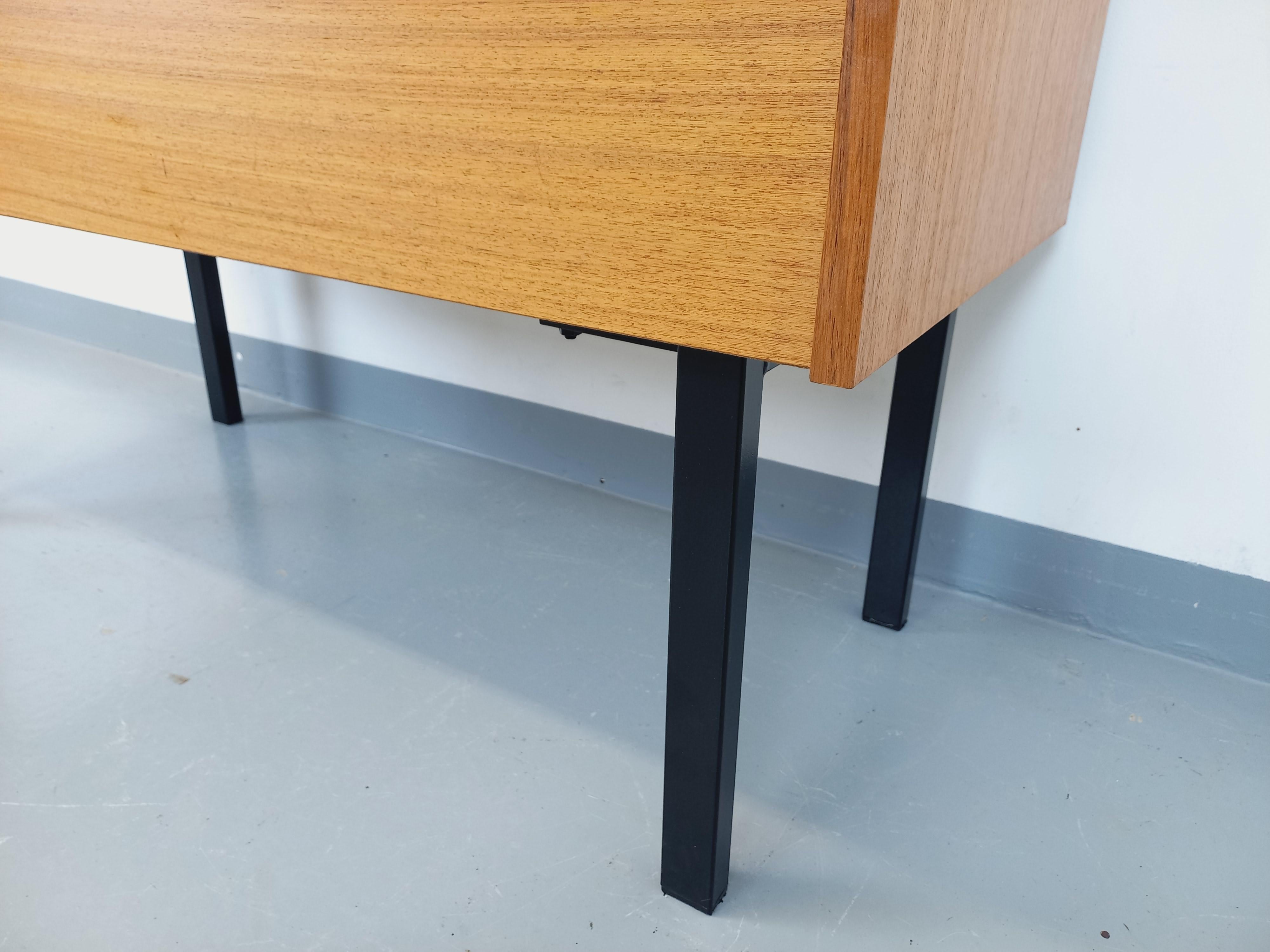 Meuble de rangement / coffre sur pieds vintage en teck et métal noir années 60 en vente 2