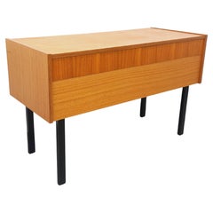 Meuble de rangement / coffre sur pieds vintage en teck et métal noir années 60