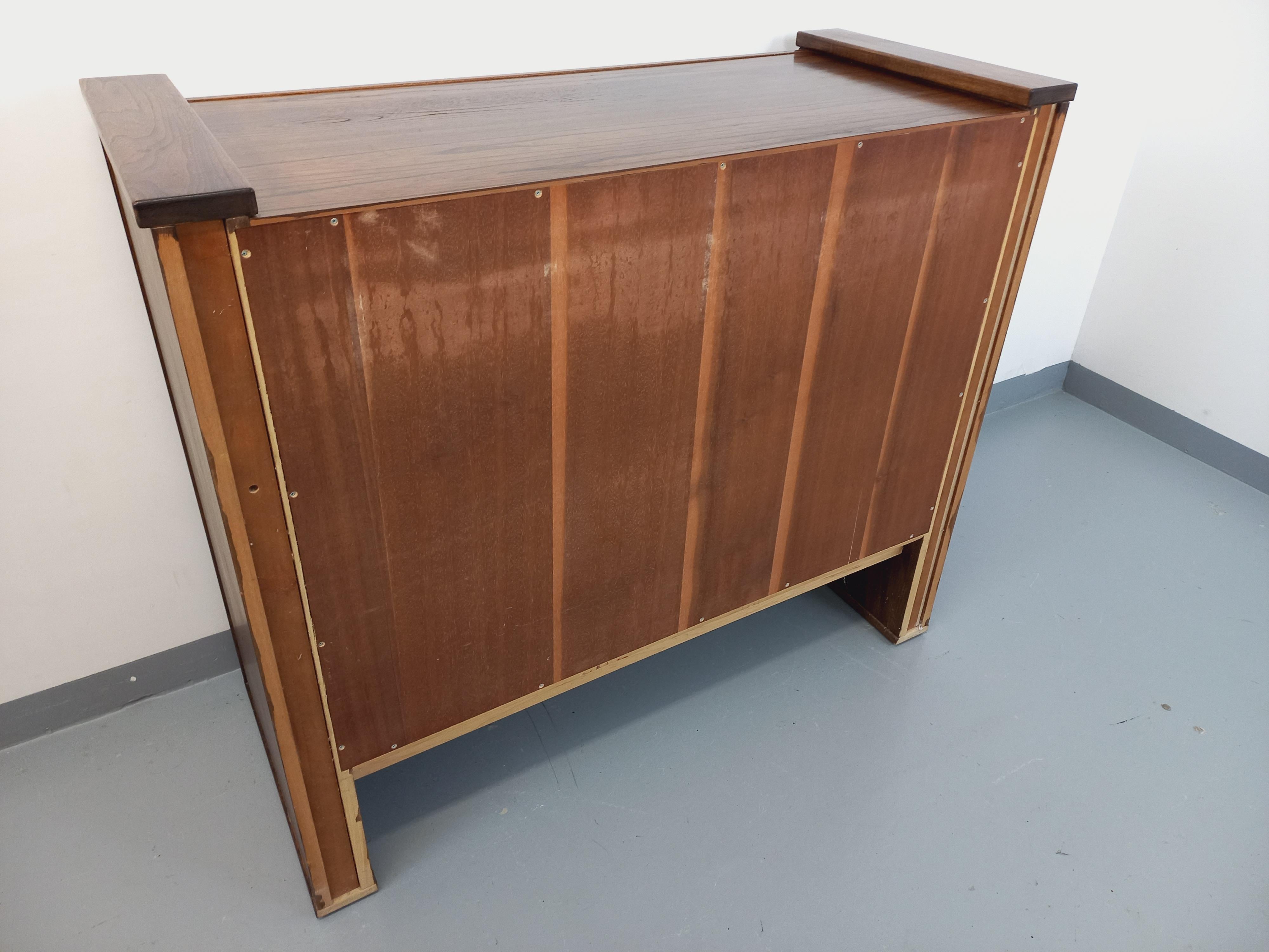 Meuble de rangement commode vintage Maison Regain en orme massif des années 80 For Sale 1