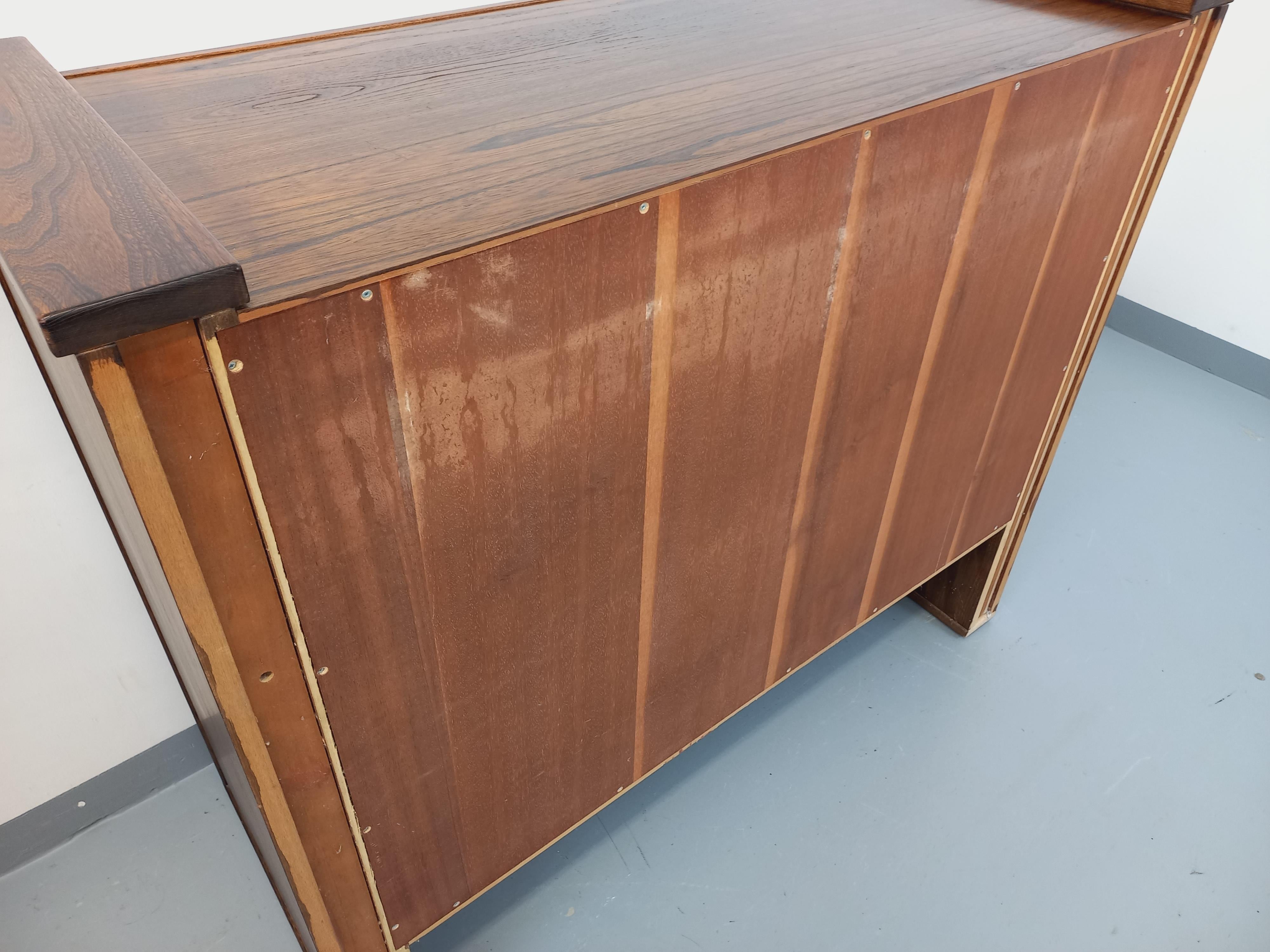 Meuble de rangement commode vintage Maison Regain en orme massif des années 80 For Sale 2