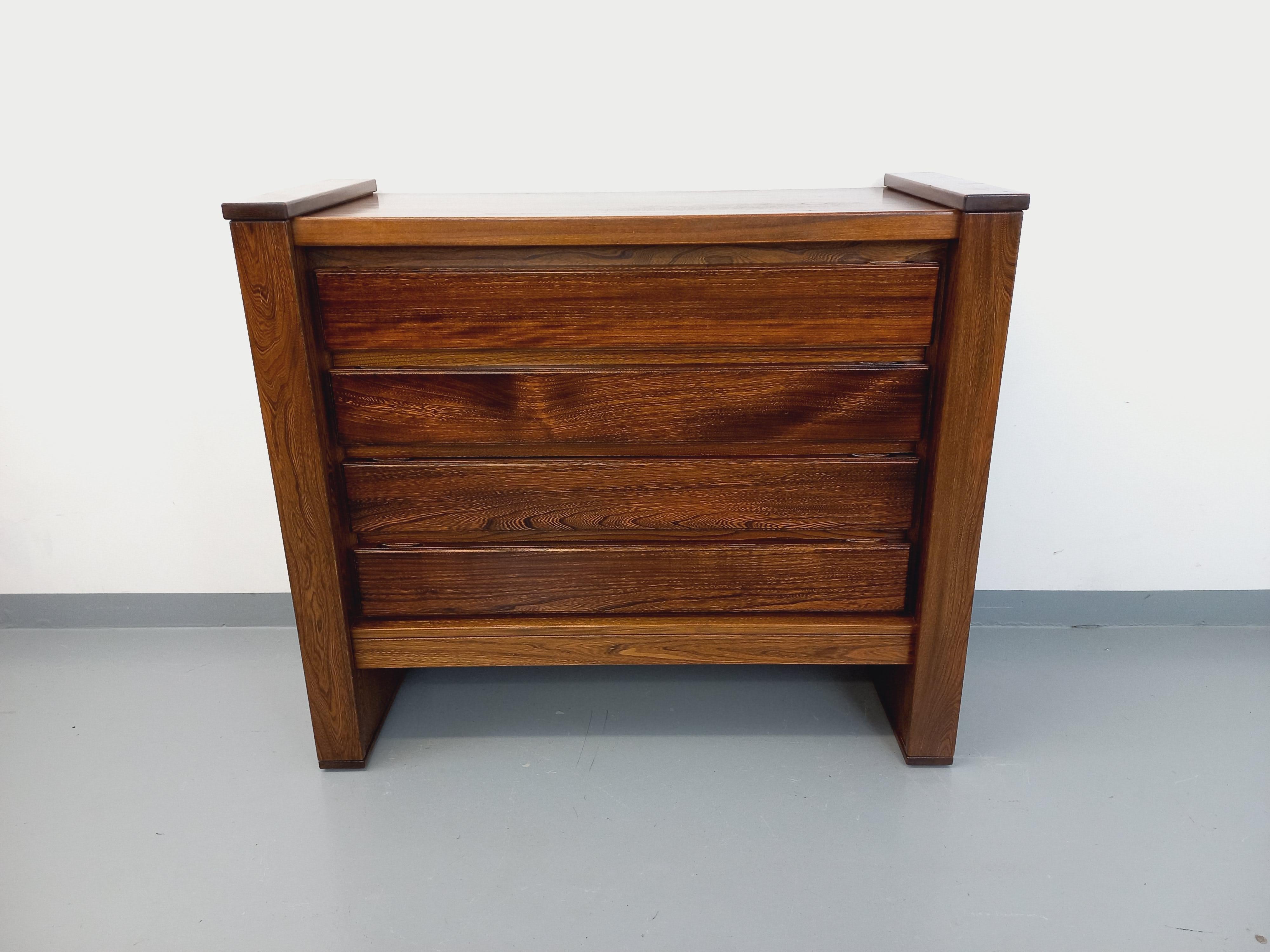Meuble de rangement commode vintage Maison Regain en orme massif des années 80 For Sale 3
