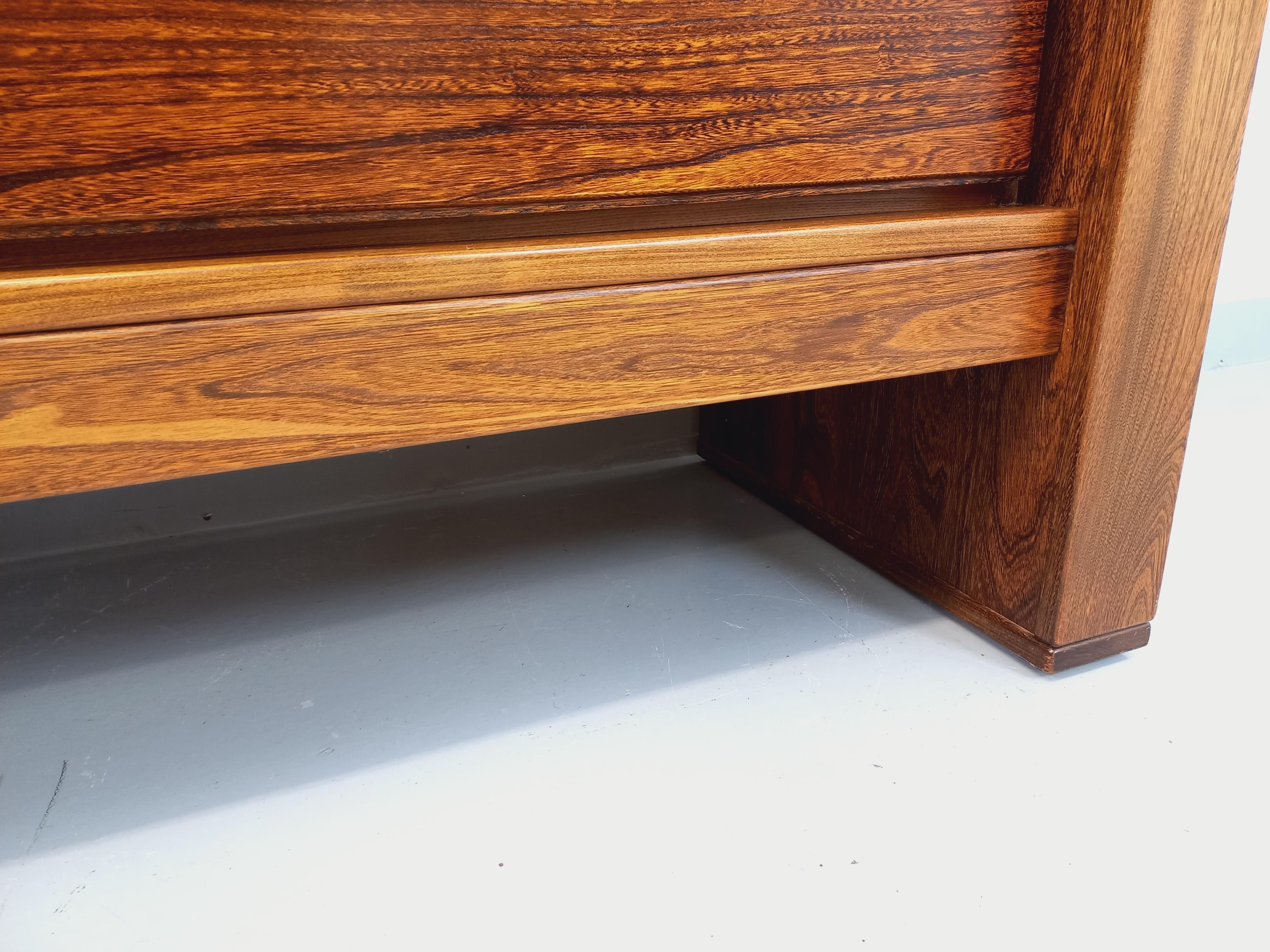 Meuble de rangement commode vintage Maison Regain en orme massif des années 80 For Sale 8