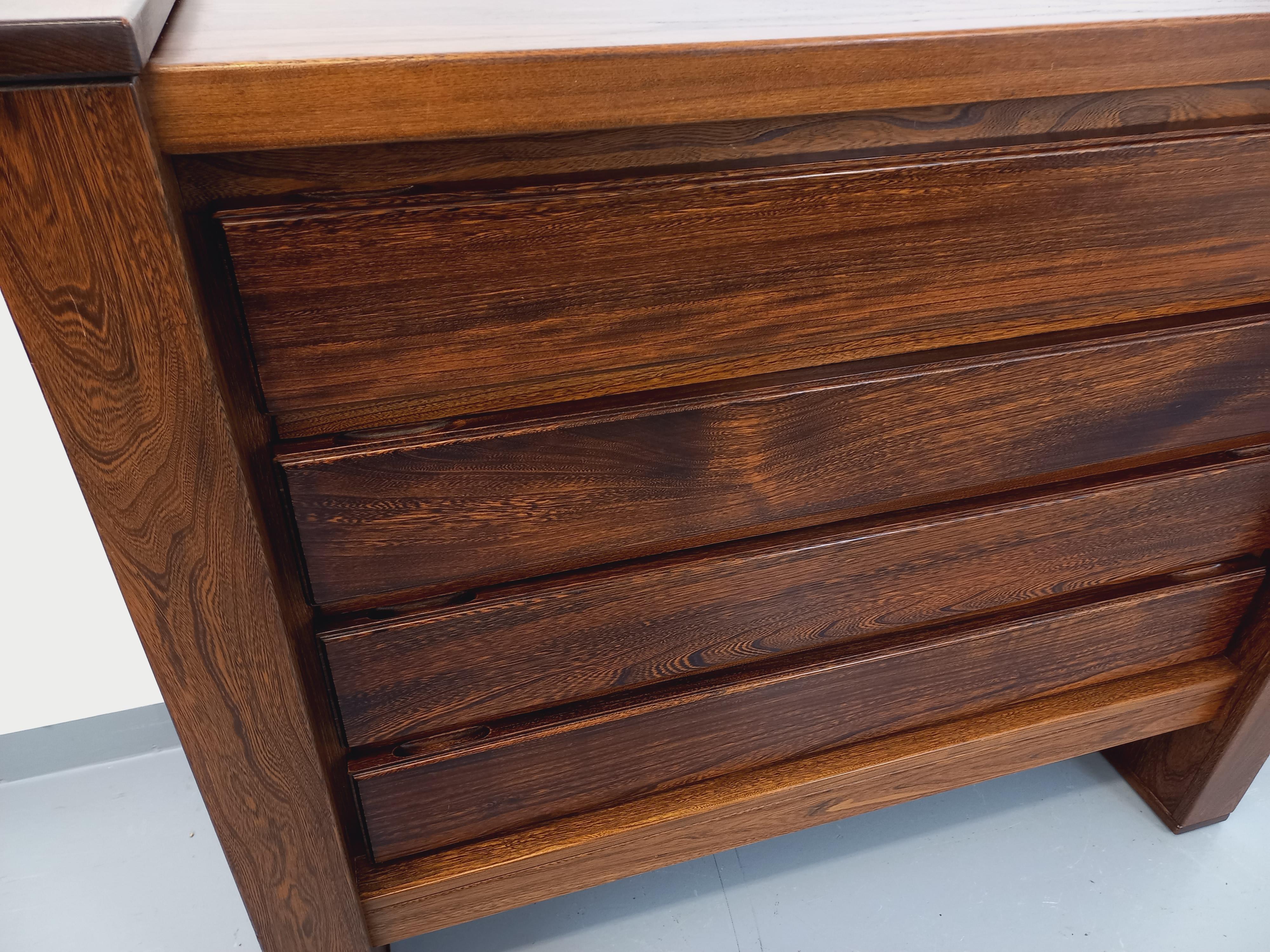 Meuble de rangement commode vintage Maison Regain en orme massif des années 80 For Sale 9