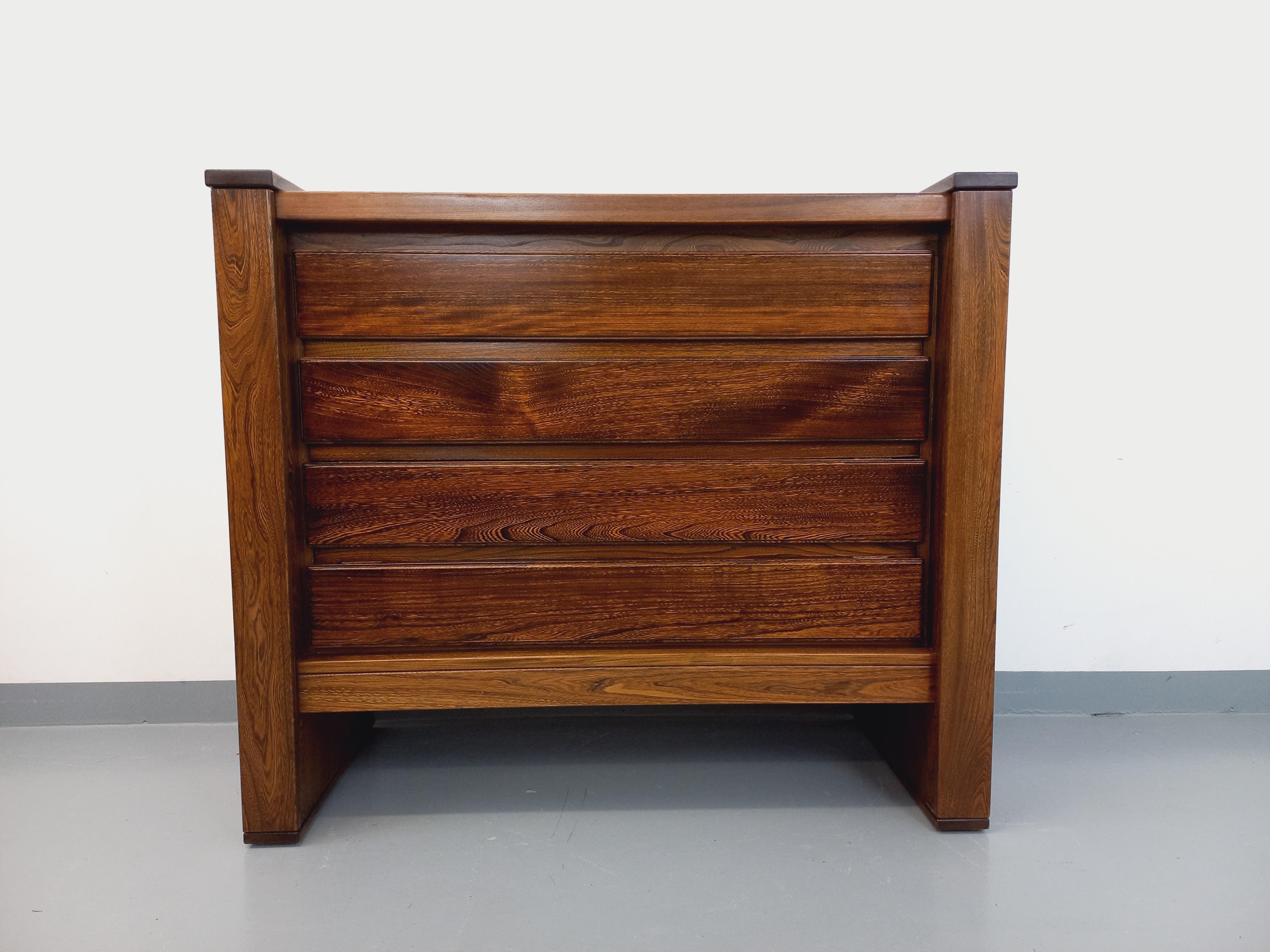 Meuble de rangement type commode vintage des années 80, par Maison Regain, en orme massif foncé, 4 tiroirs, très bon état général.
Ref 240 520
Hauteur : 108 cm
Largeur : 124 cm
Profondeur : 52 cm
