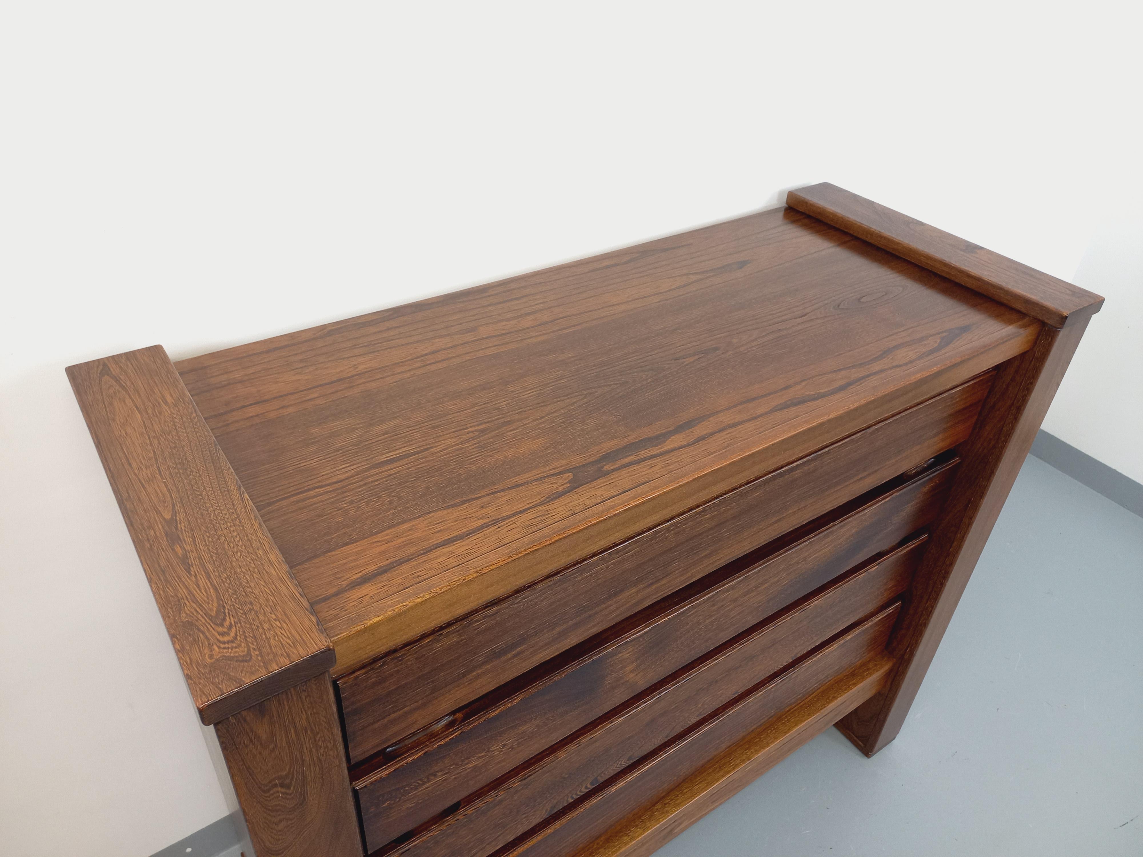Mid-Century Modern Meuble de rangement commode vintage Maison Regain en orme massif des années 80 For Sale