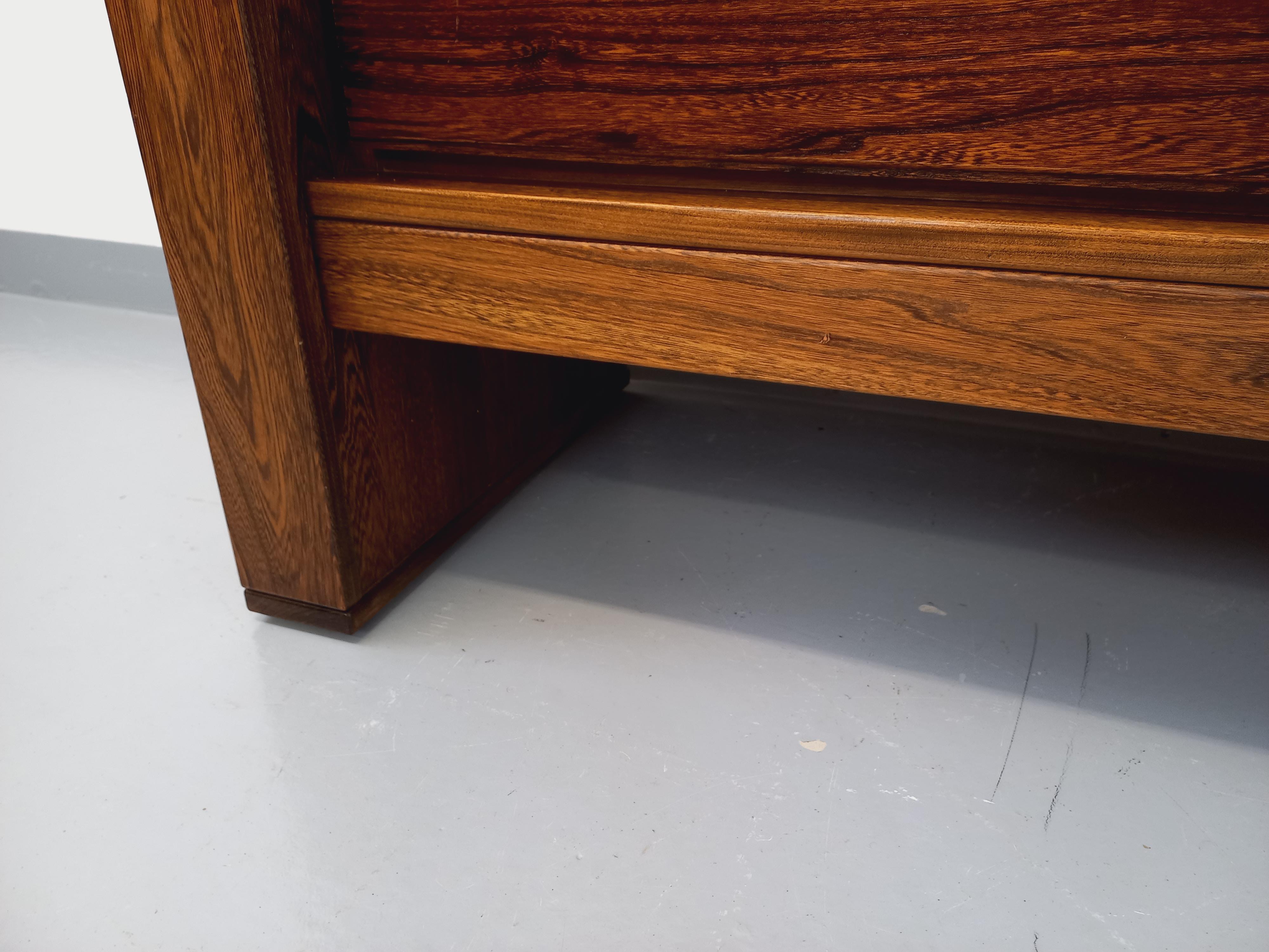 French Meuble de rangement commode vintage Maison Regain en orme massif des années 80 For Sale