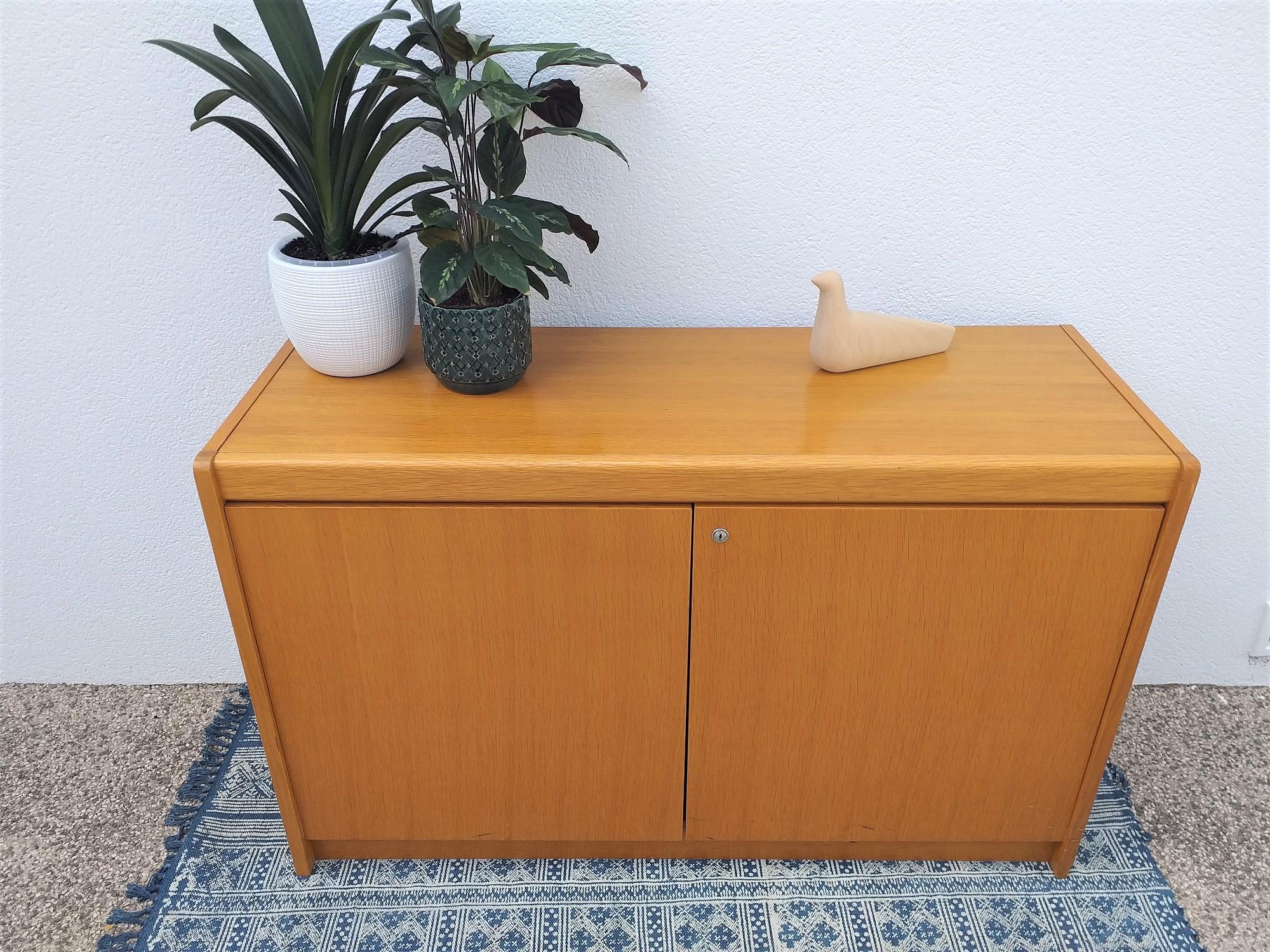 Möbelstück aus Holz im Zustand „Starke Gebrauchsspuren“ im Angebot in SAINT-CLÉMENT-DE-RIVIÈRE, FR