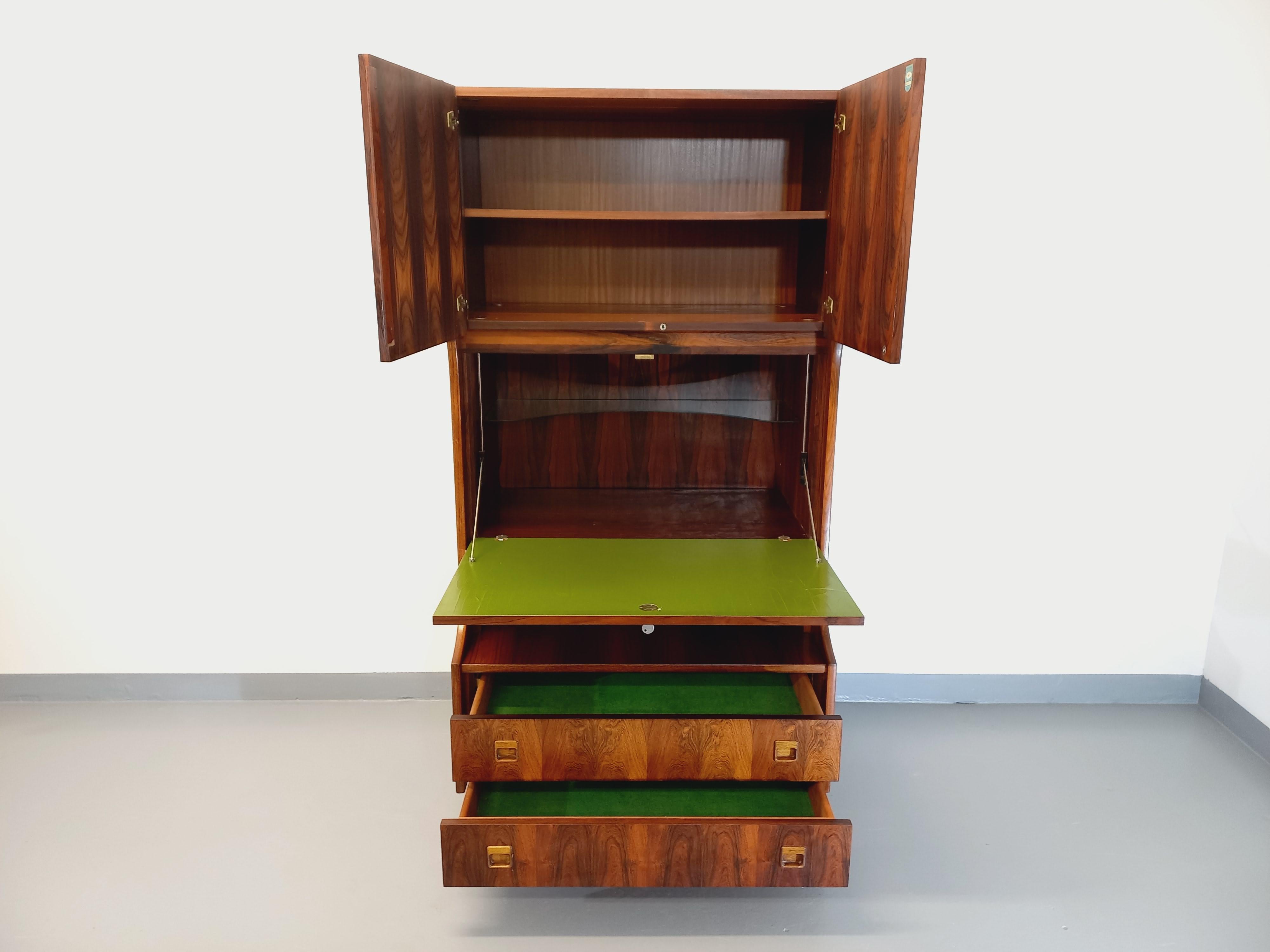 Mobile da salotto alto in stile vintage scandinavo degli anni '60, in palissandro, produzione francese, etichetta certificante l'essenza del legno: palissandro di Boi. Un gran numero di coperti: 2 grandi tiri, 2 porte con porta, 1 parte