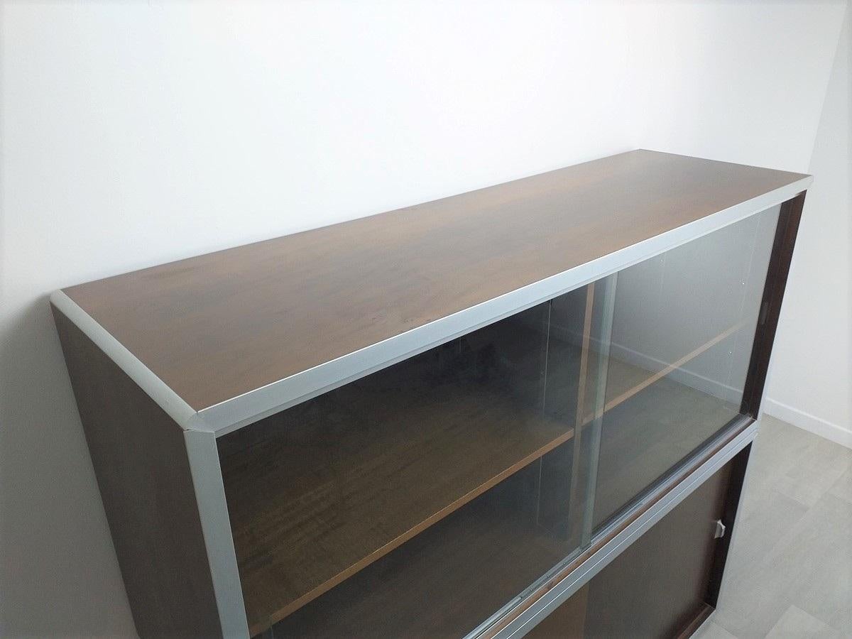 Double meuble de rangement en état moyen qui nécessite une restauration (bois, métal et verre à changer).