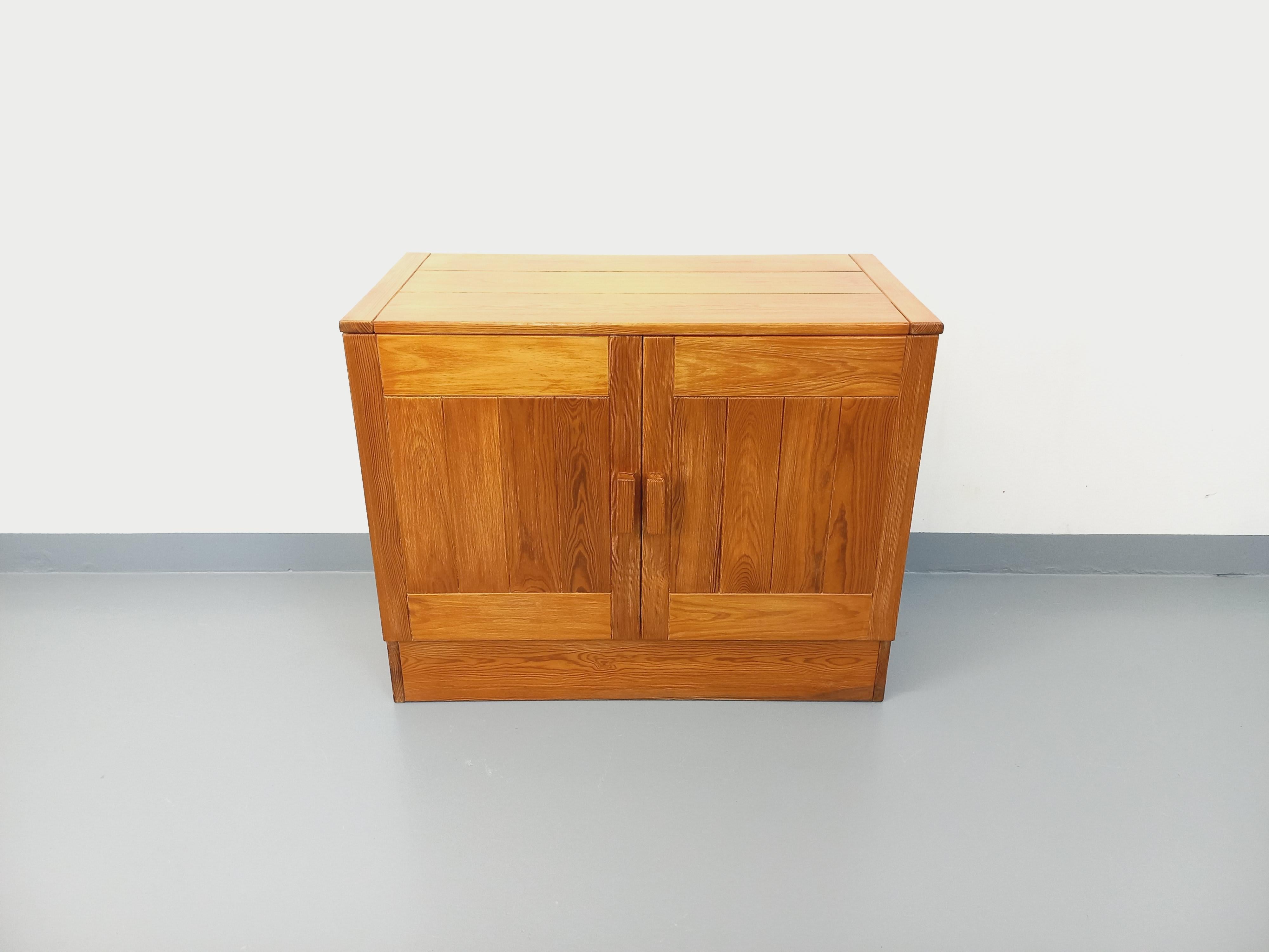 Meuble de rangement style Charlotte Perriand Les Arcs vintage en pin années 70 en vente 3