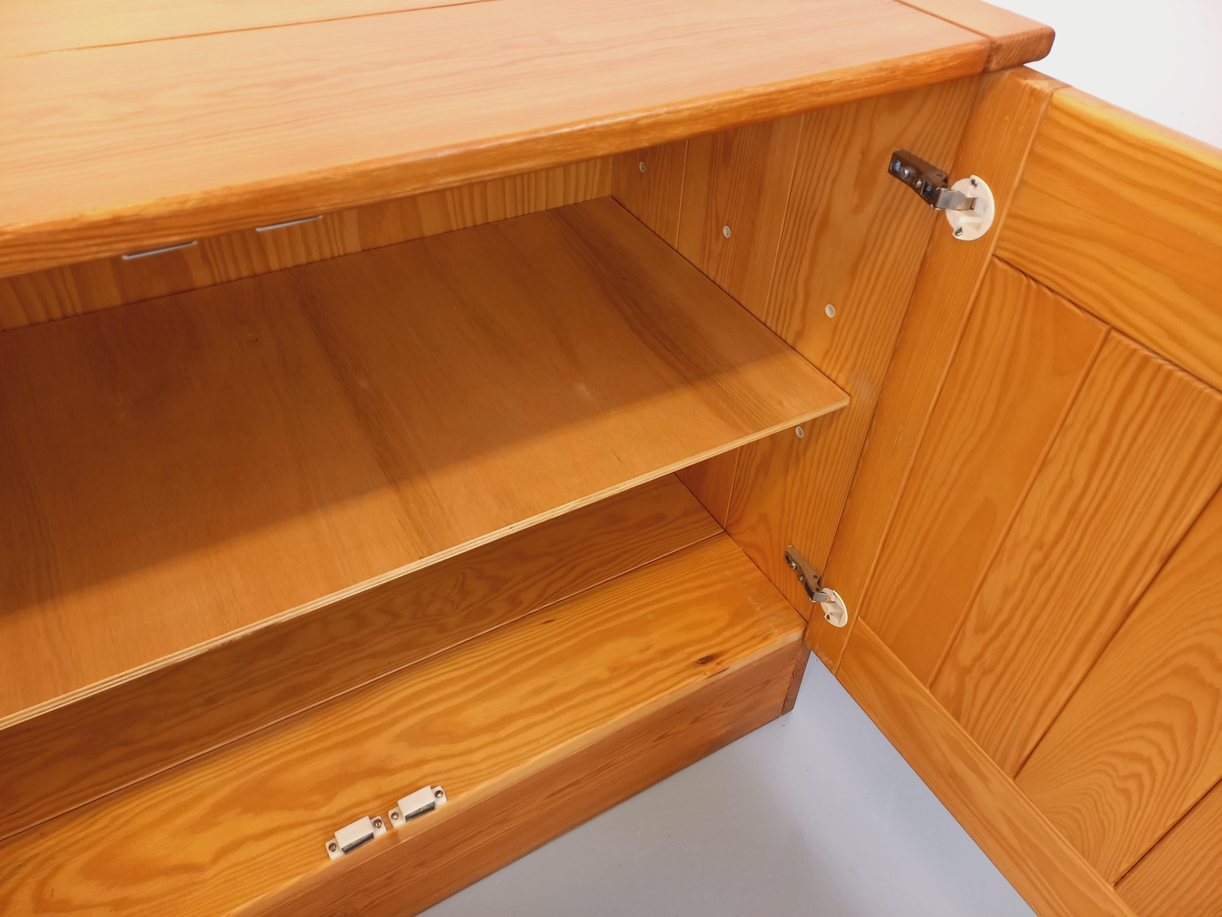 Meuble de rangement style Charlotte Perriand Les Arcs vintage en pin années 70 en vente 4