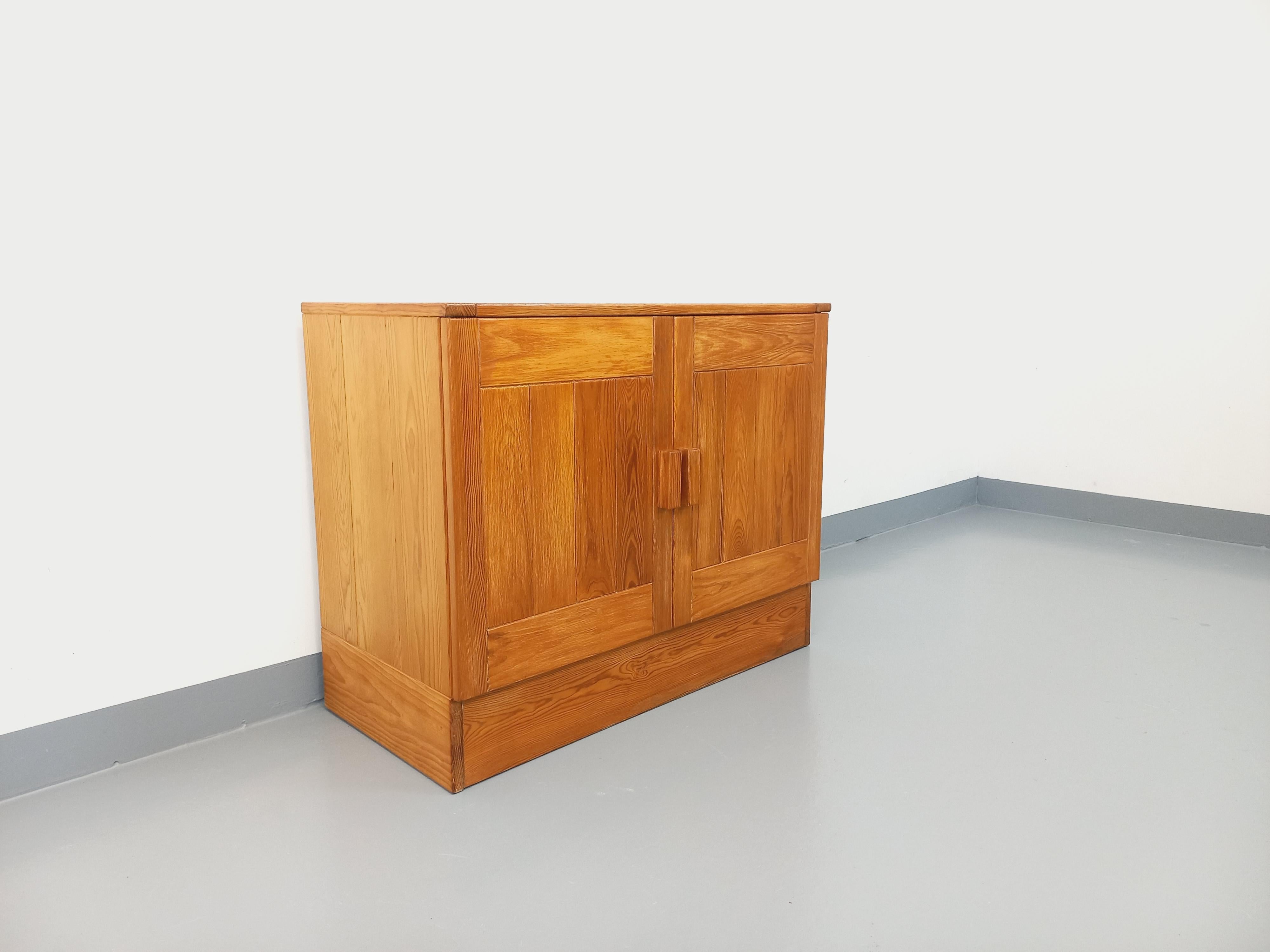 Meuble de rangement style Charlotte Perriand Les Arcs vintage en pin années 70 en vente 6