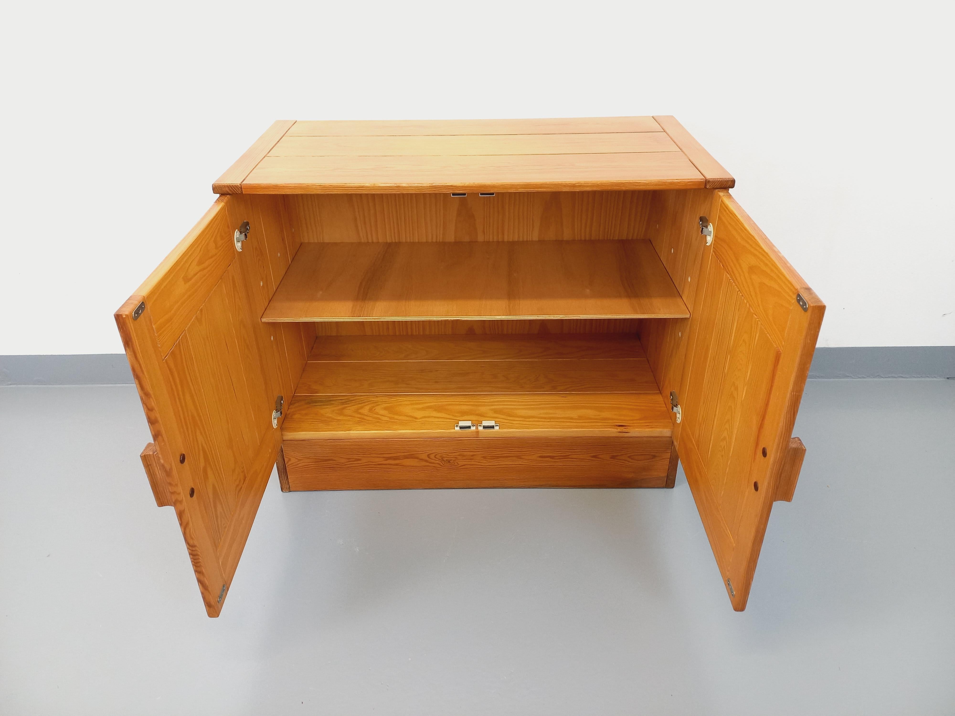 Meuble de rangement vintage des années 60 70, en pin, dans le style de Charlotte Perriand pour Les Arcs, jolies poignées, 2 portes avec 1 étagère intérieure, très bon état général avec patine du temps qui passe sur la façade, plateau poncé et
