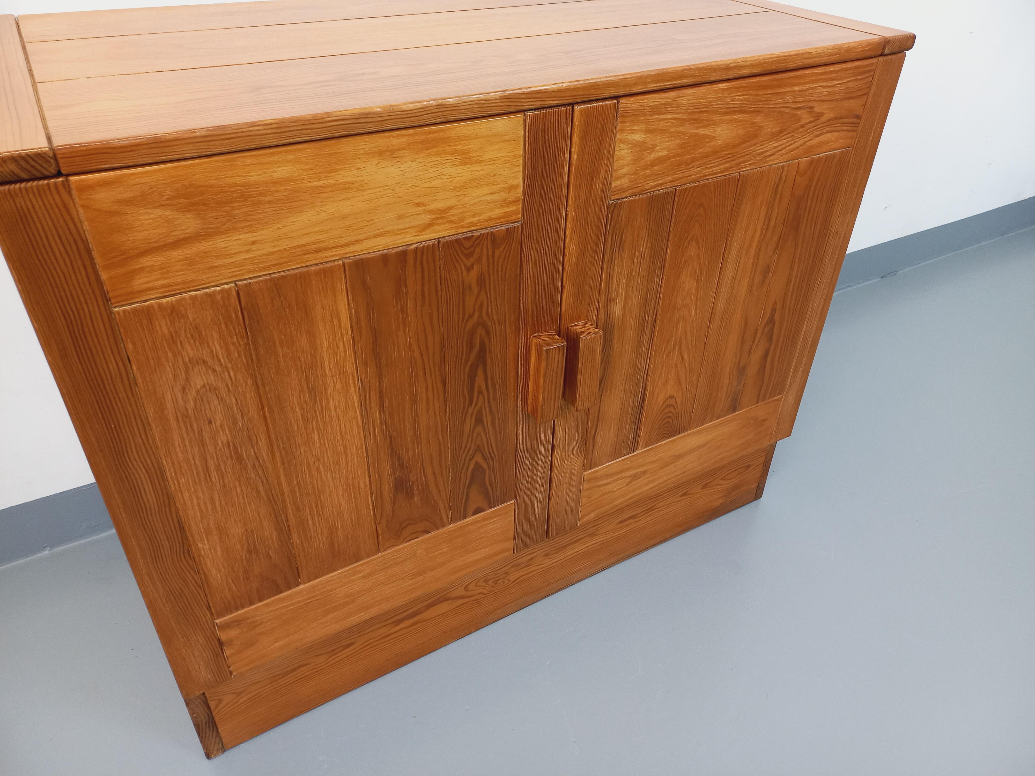 Français Meuble de rangement style Charlotte Perriand Les Arcs vintage en pin années 70 en vente