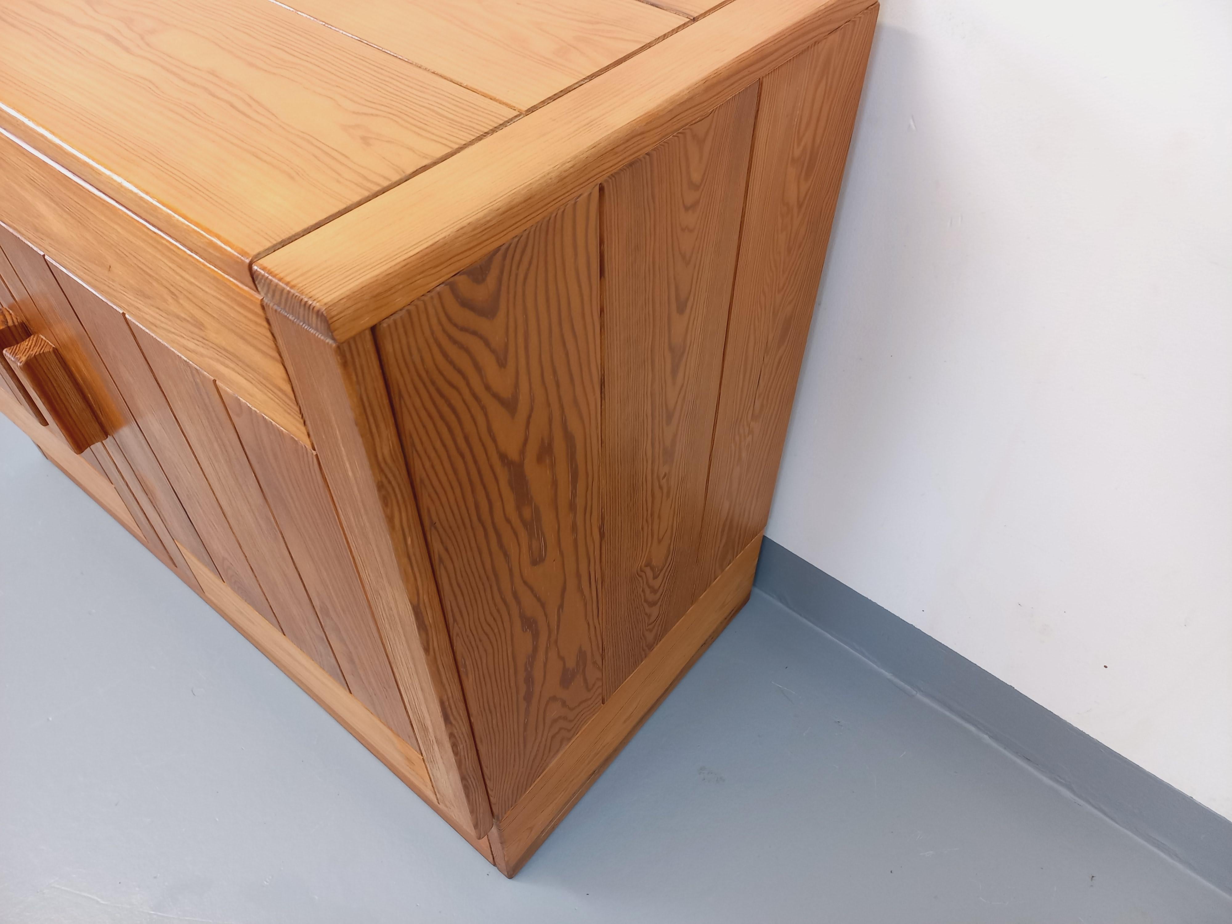 Meuble de rangement style Charlotte Perriand Les Arcs vintage en pin années 70 Bon état - En vente à BESANÇON, FR