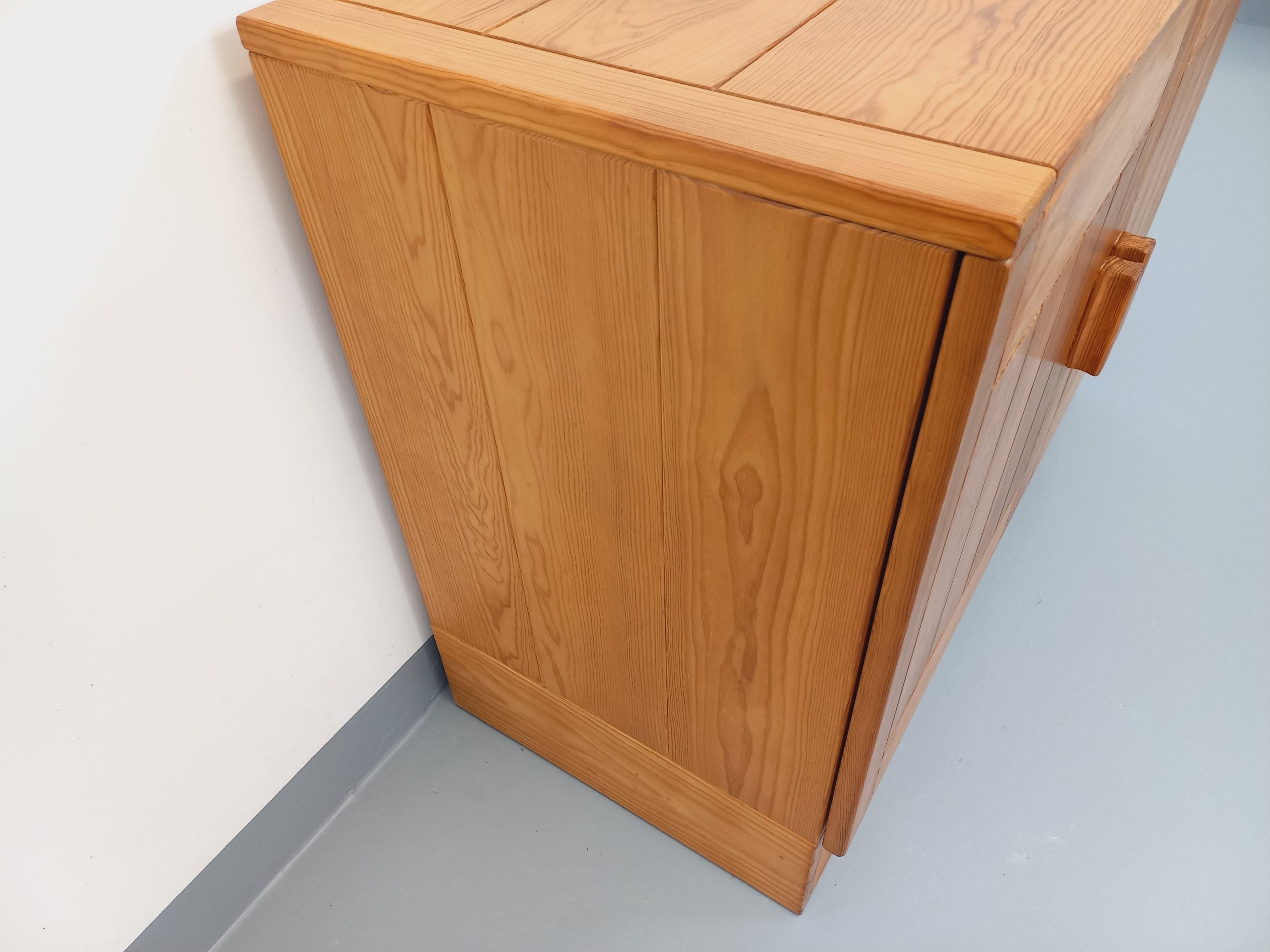 Fin du 20e siècle Meuble de rangement style Charlotte Perriand Les Arcs vintage en pin années 70 en vente