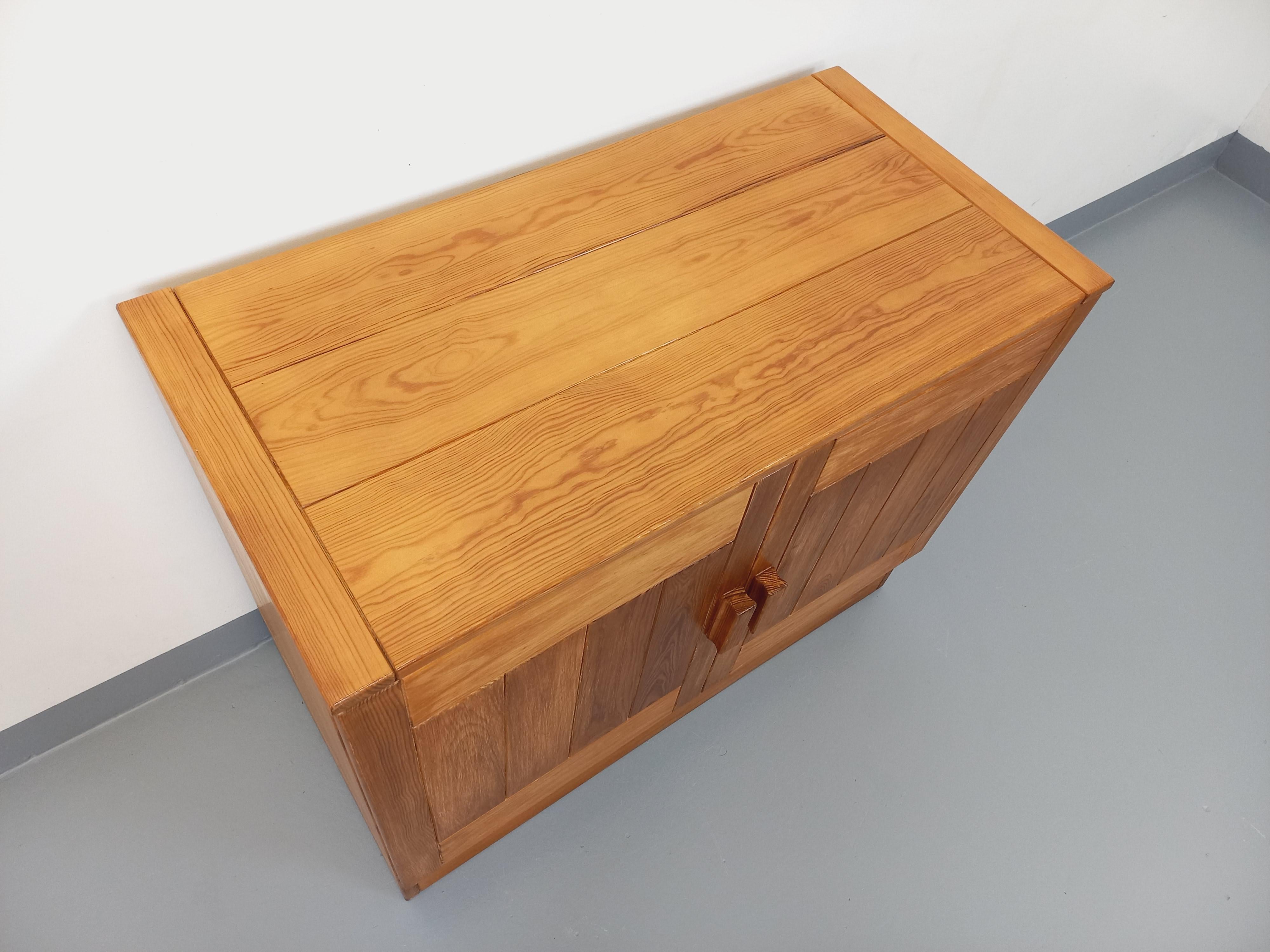 Pin Meuble de rangement style Charlotte Perriand Les Arcs vintage en pin années 70 en vente