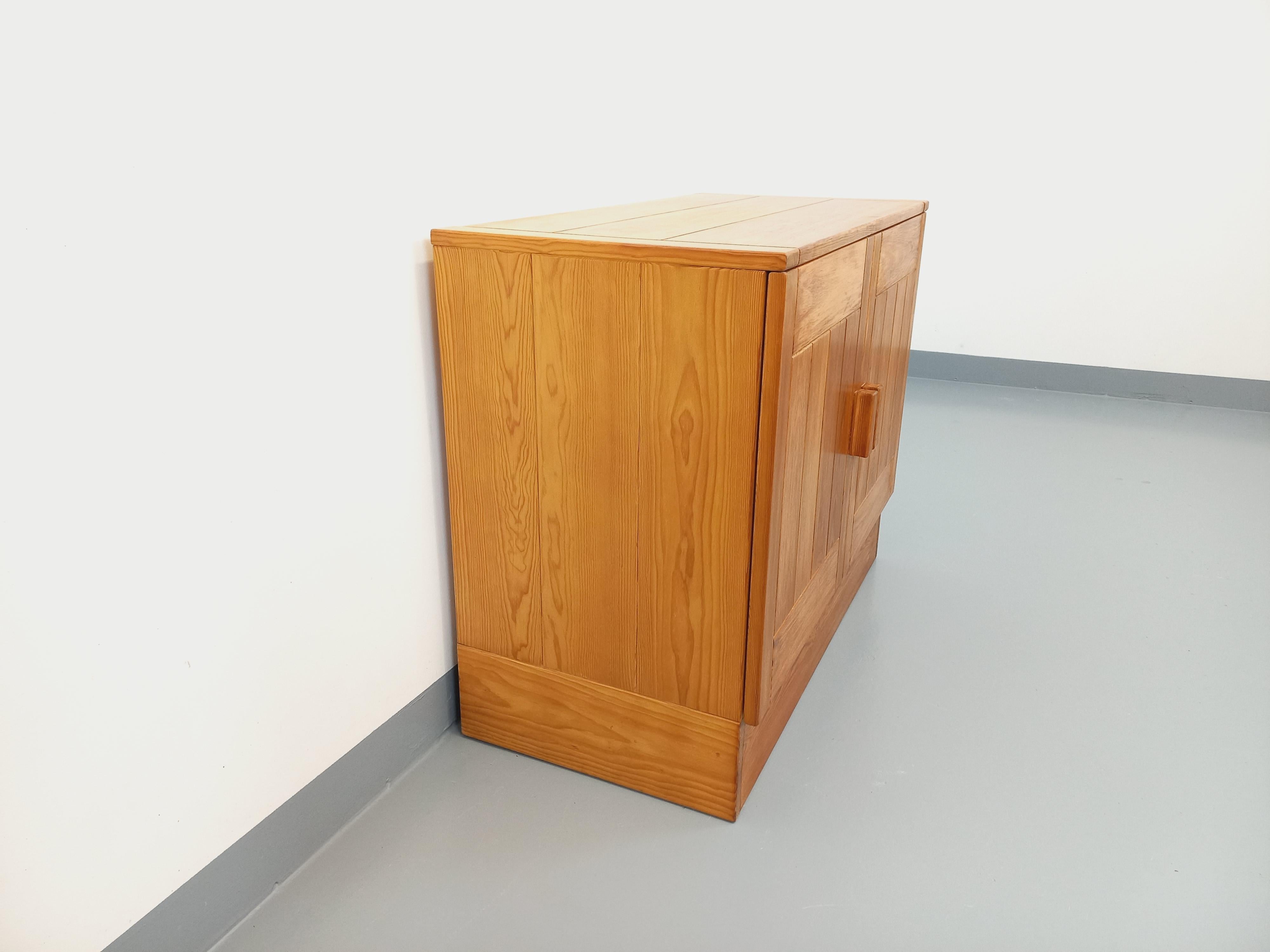 Meuble de rangement style Charlotte Perriand Les Arcs vintage en pin années 70 en vente 1