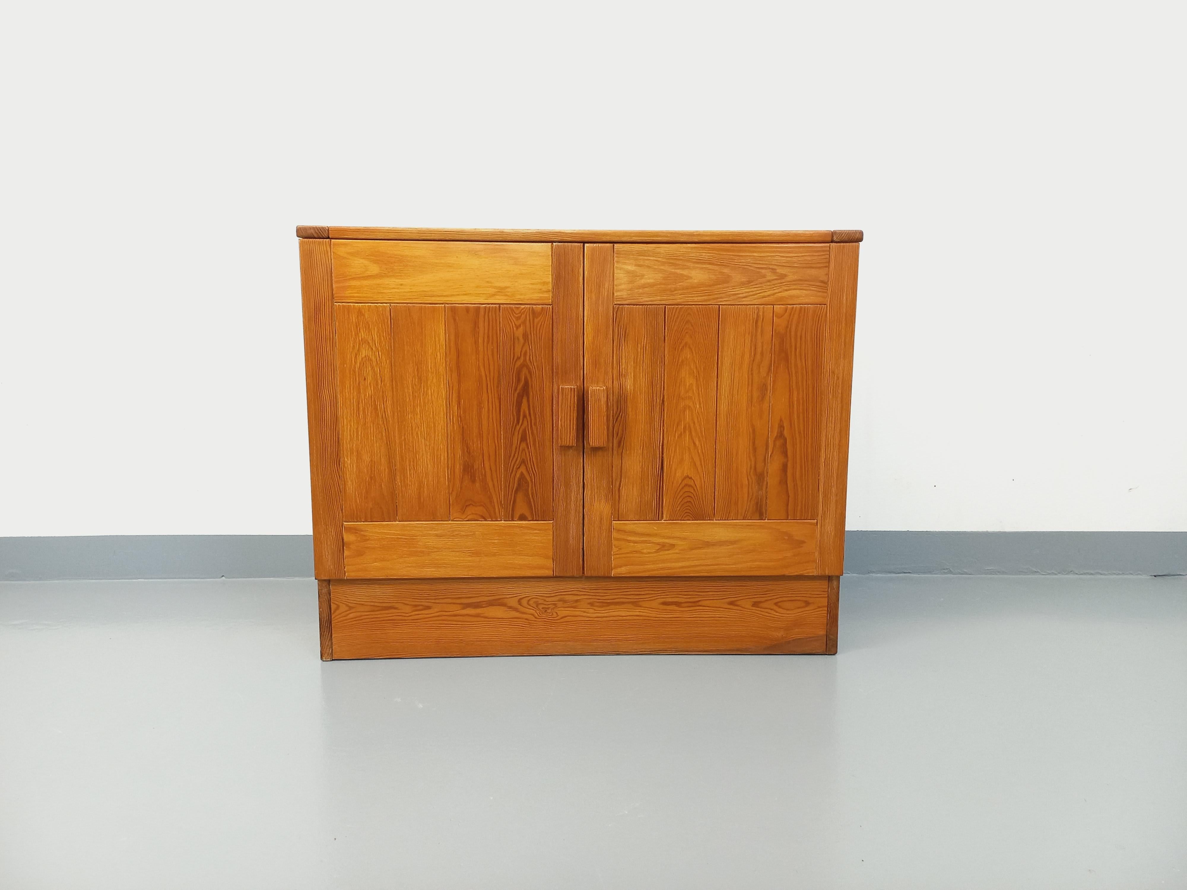 Meuble de rangement style Charlotte Perriand Les Arcs vintage en pin années 70 en vente 2
