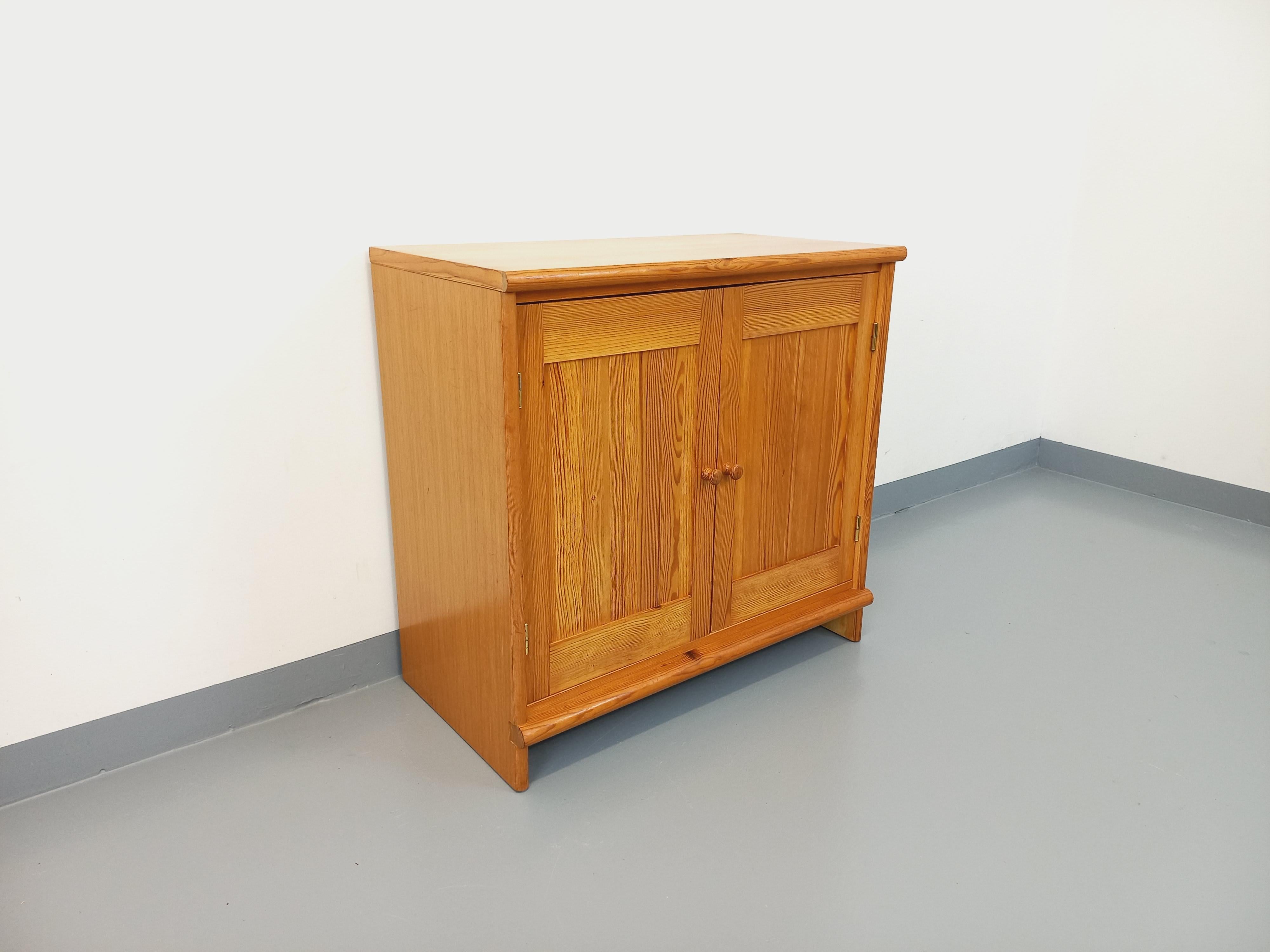 Meuble de rangement vintage en pin des années 60 70 en vente 4